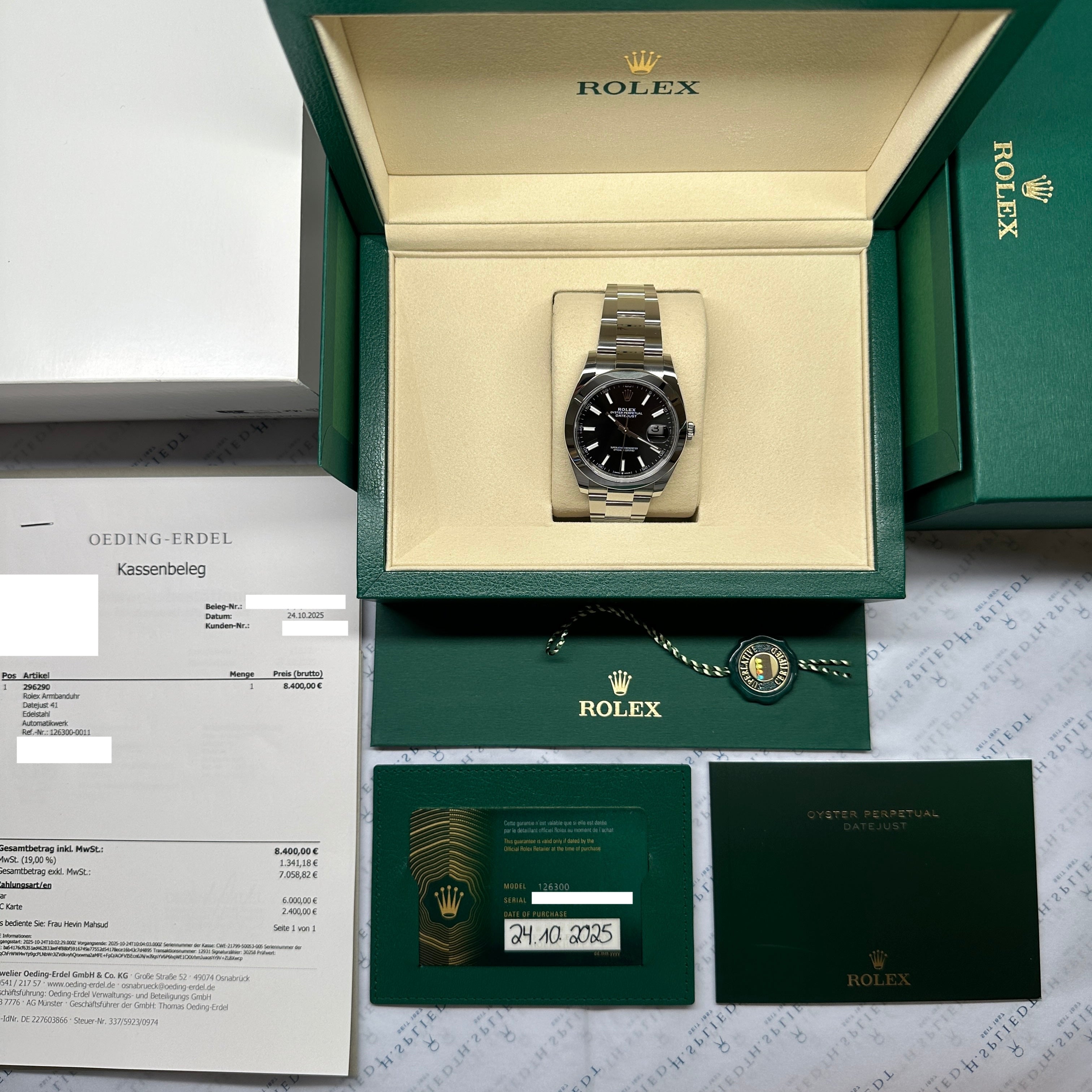 Rolex Datejust 41 mit schwarzem Zifferblatt im geöffneten grünen Karton mit Rechnung