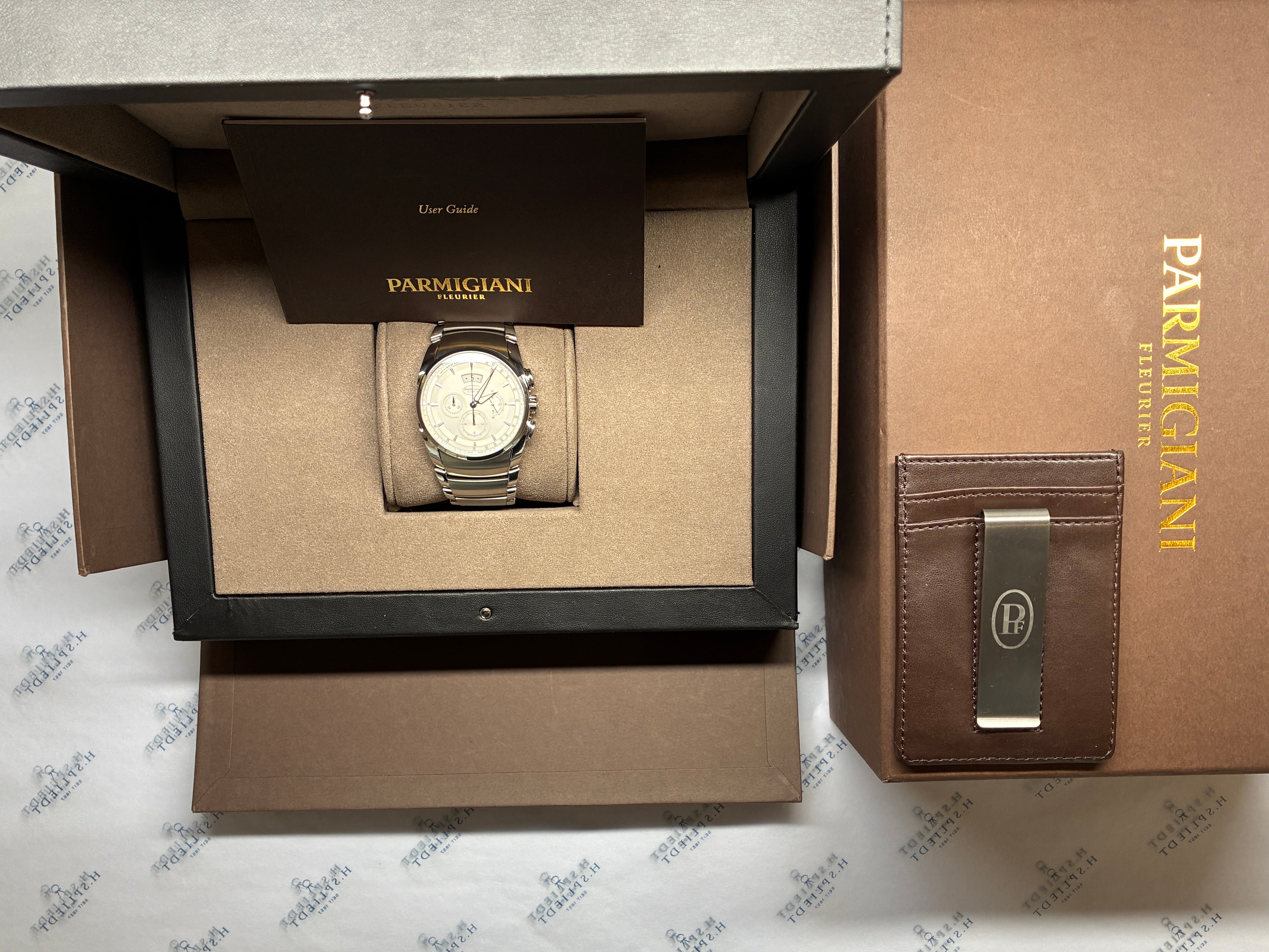 Parmigiani Fleurier Tonda Metrographe Chronograph mit weißem Zifferblatt im geöffneten Karton