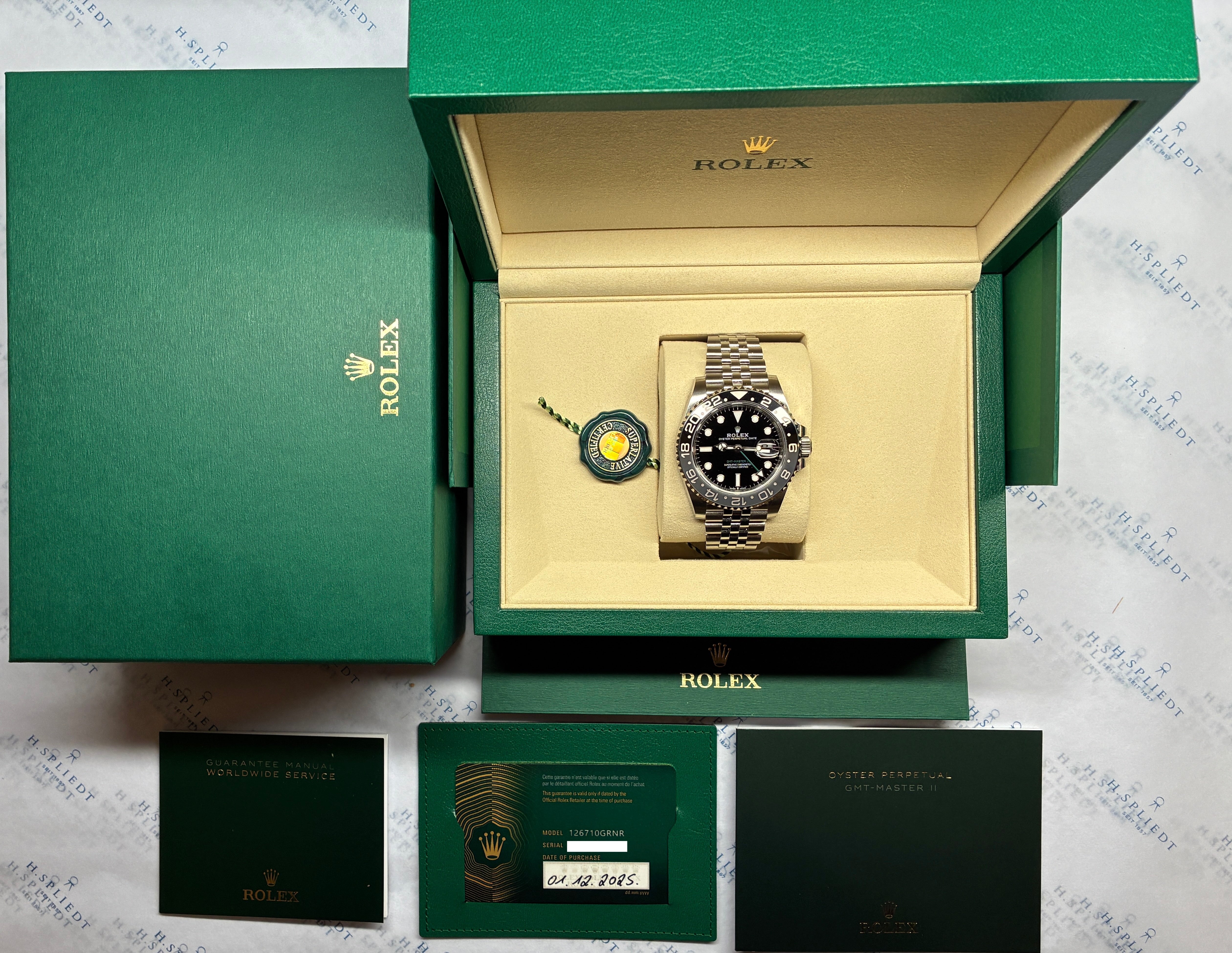 Rolex GMT-Master II mit schwarzem Zifferblatt und Edelstahlarmband im geöffneten Kasten