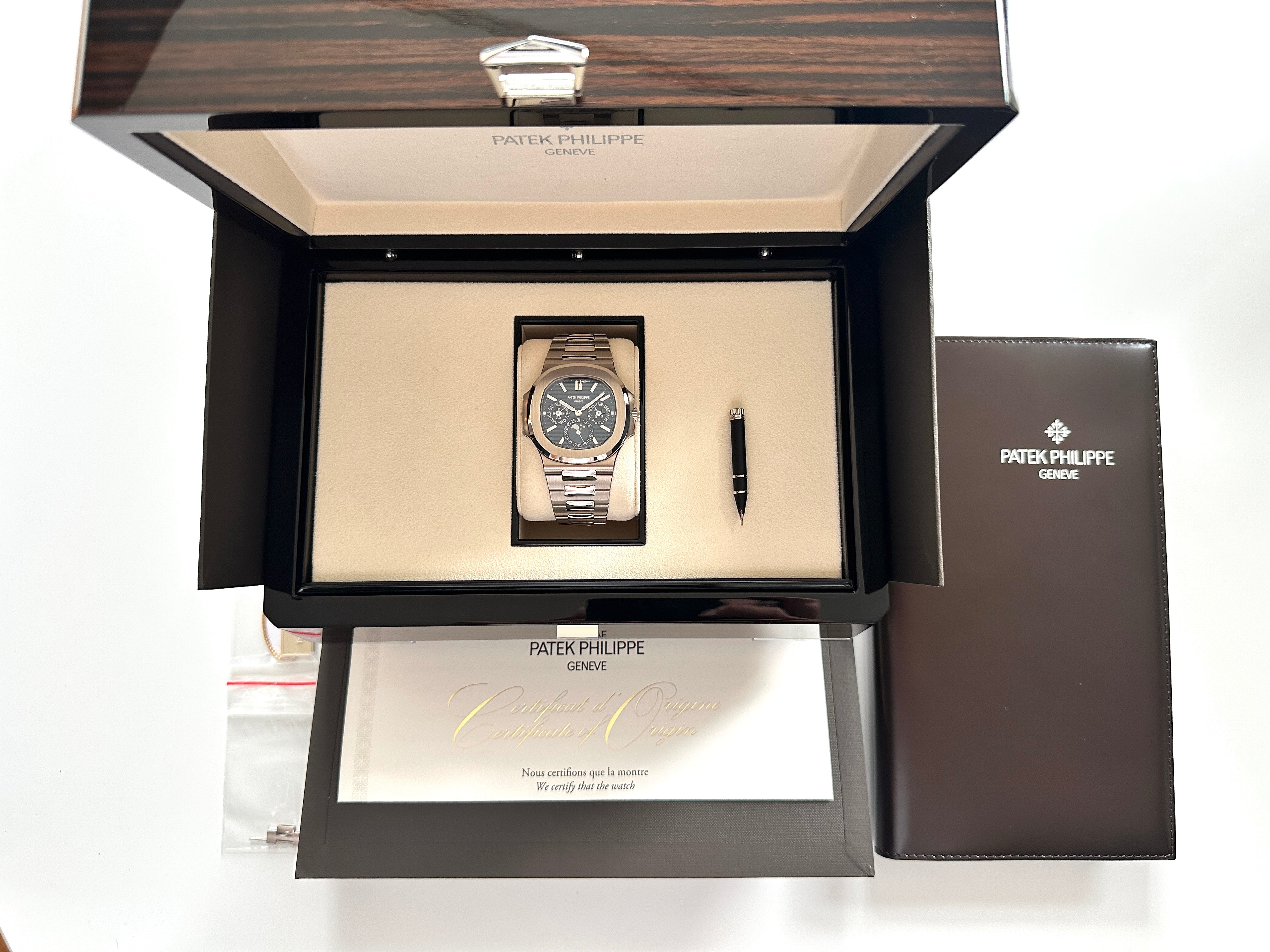 Patek Philippe Nautilus Perpetual Calendar in Weißgold, Baujahr 2019, in einer offenen Holzbox mit Zubehör