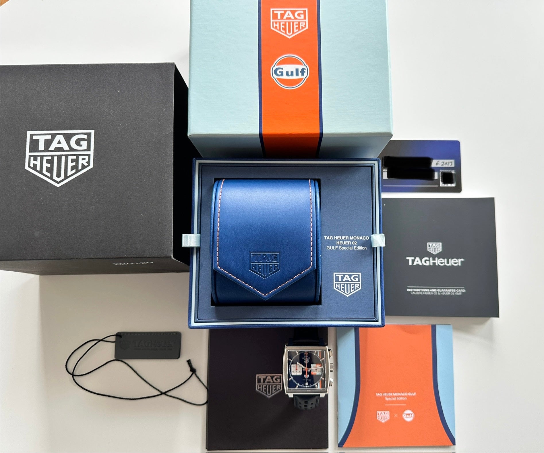 TAG Heuer Monaco Gulf 2023 in Stahl, Automatik mit blauen Details, im geöffneten Full-Set-Etui