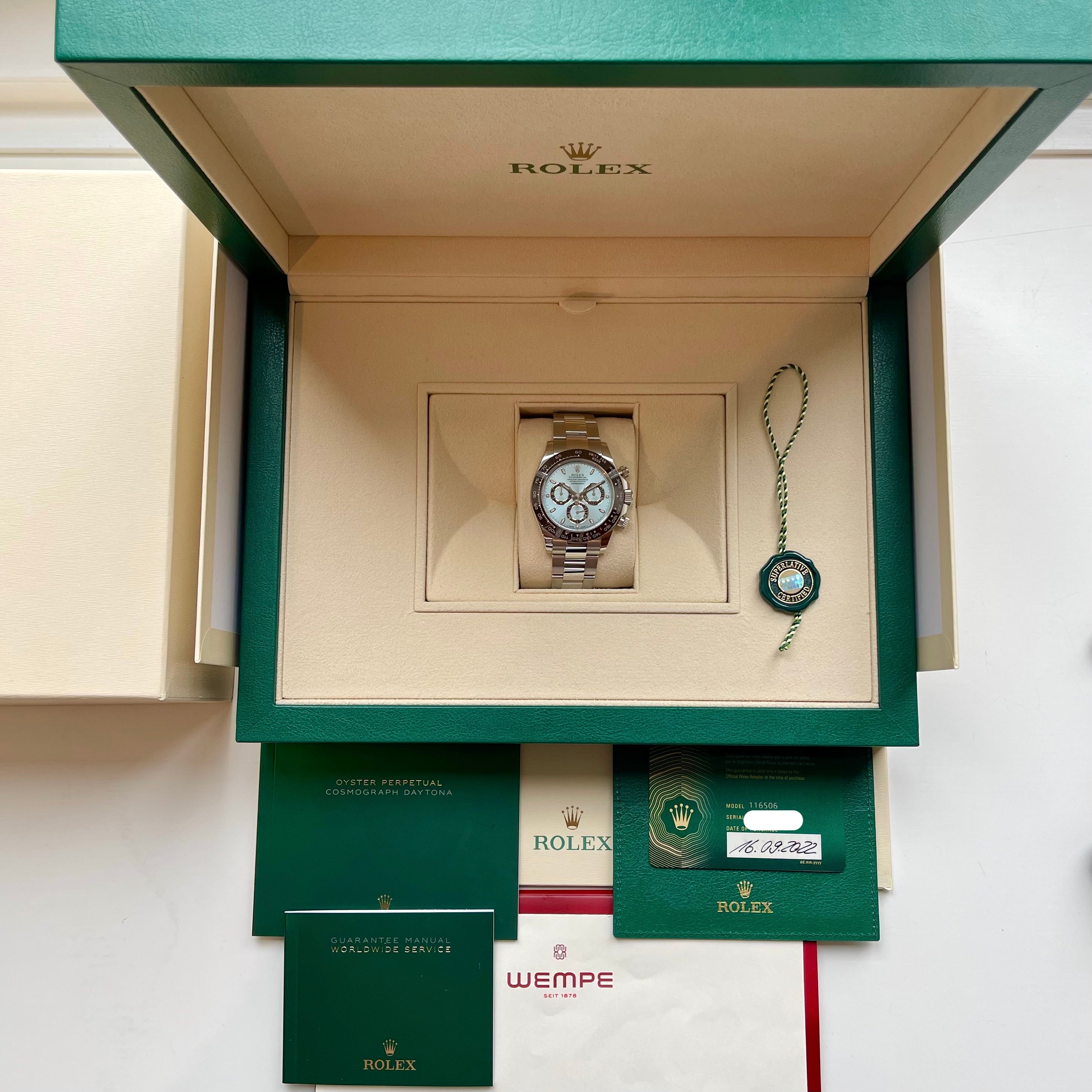 Rolex Daytona Platinum Ice Ref. 116506 im geöffneten grünen Karton mit Papieren und Zertifikat