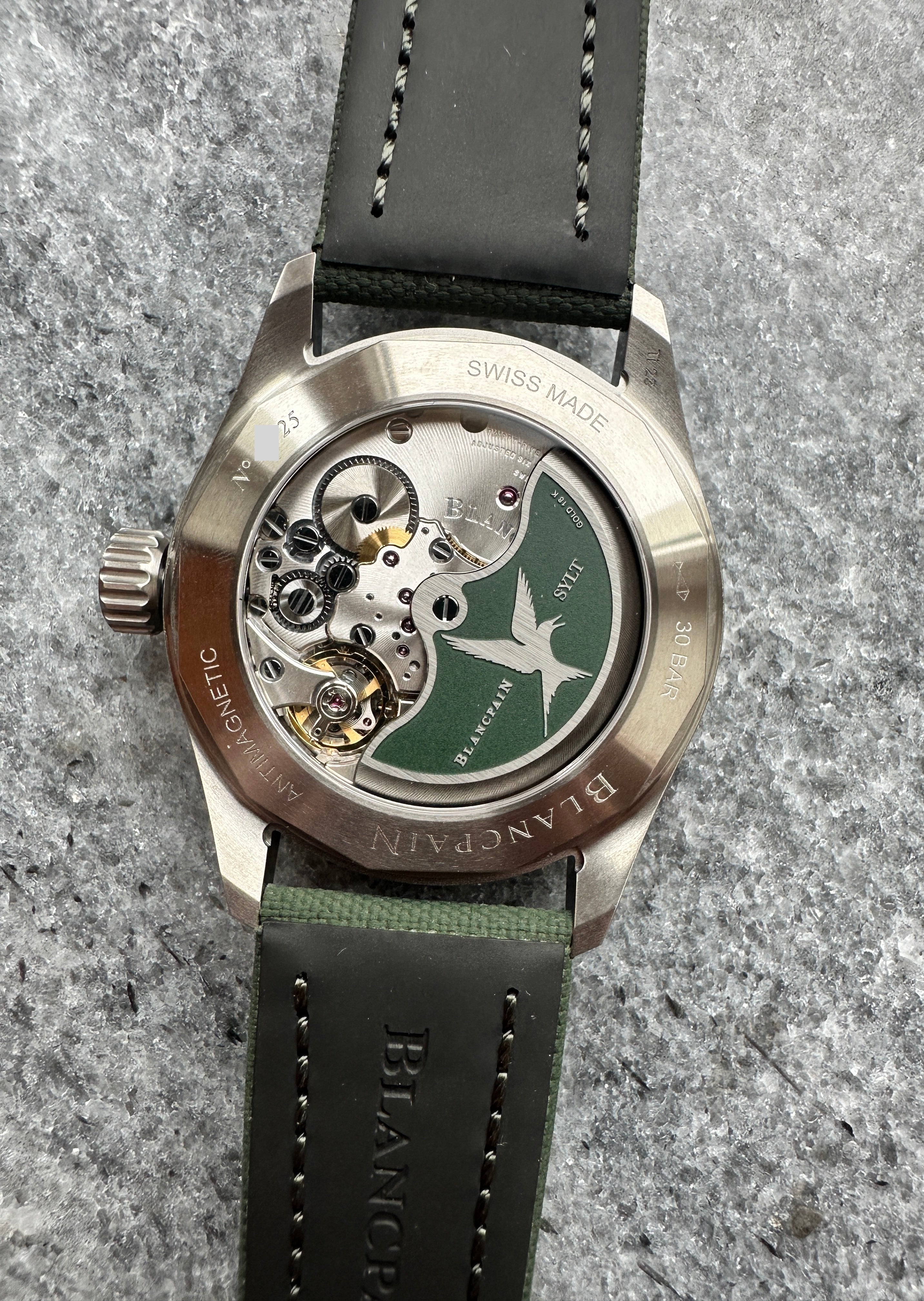 Rückseite einer Blancpain Fifty Fathoms Bathyscaphe SYLT EDITION Automatik mit detailliertem Uhrwerk