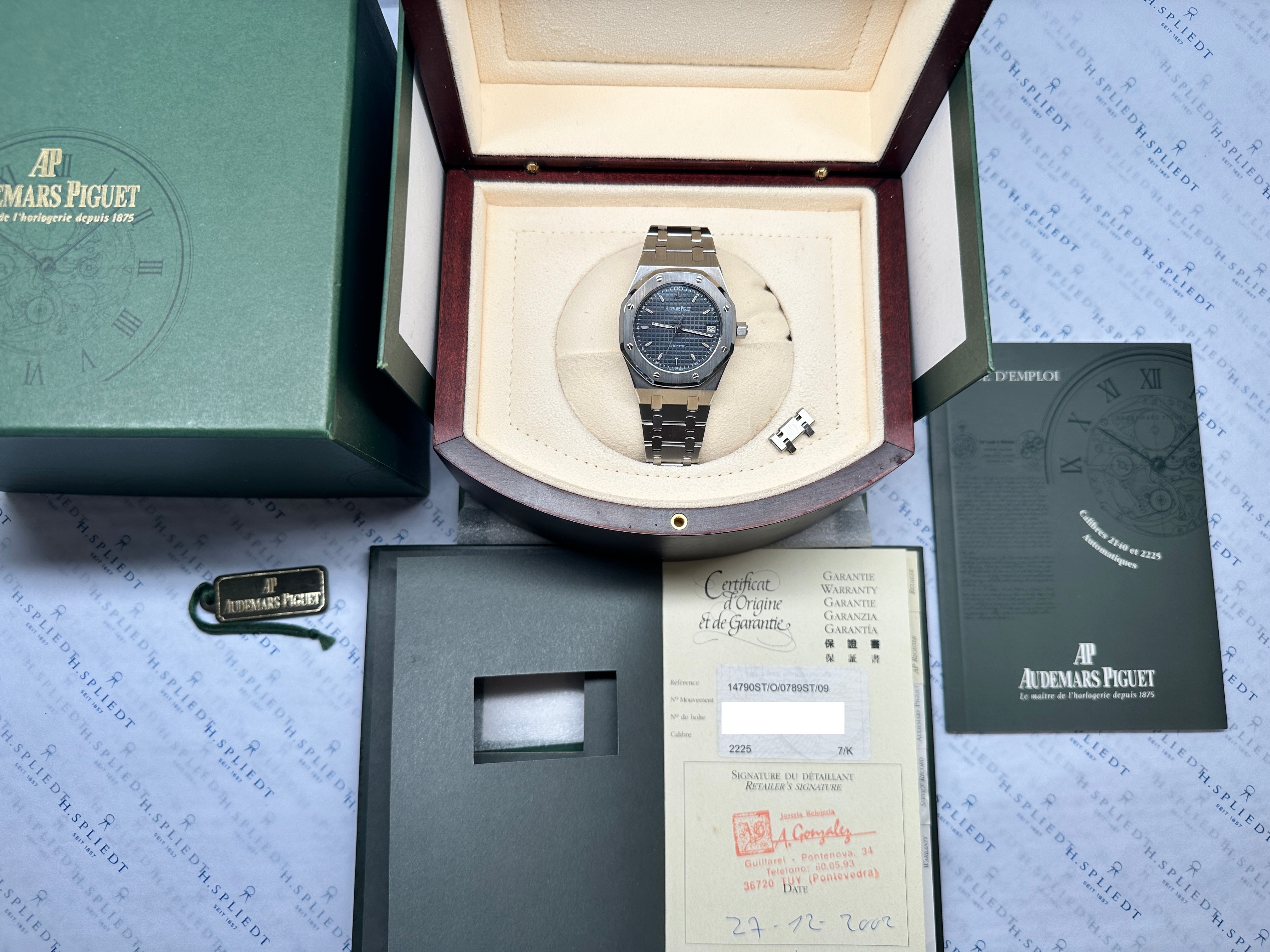 Audemars Piguet Royal Oak 14790ST mit blauem Zifferblatt im geöffneten Boxenset