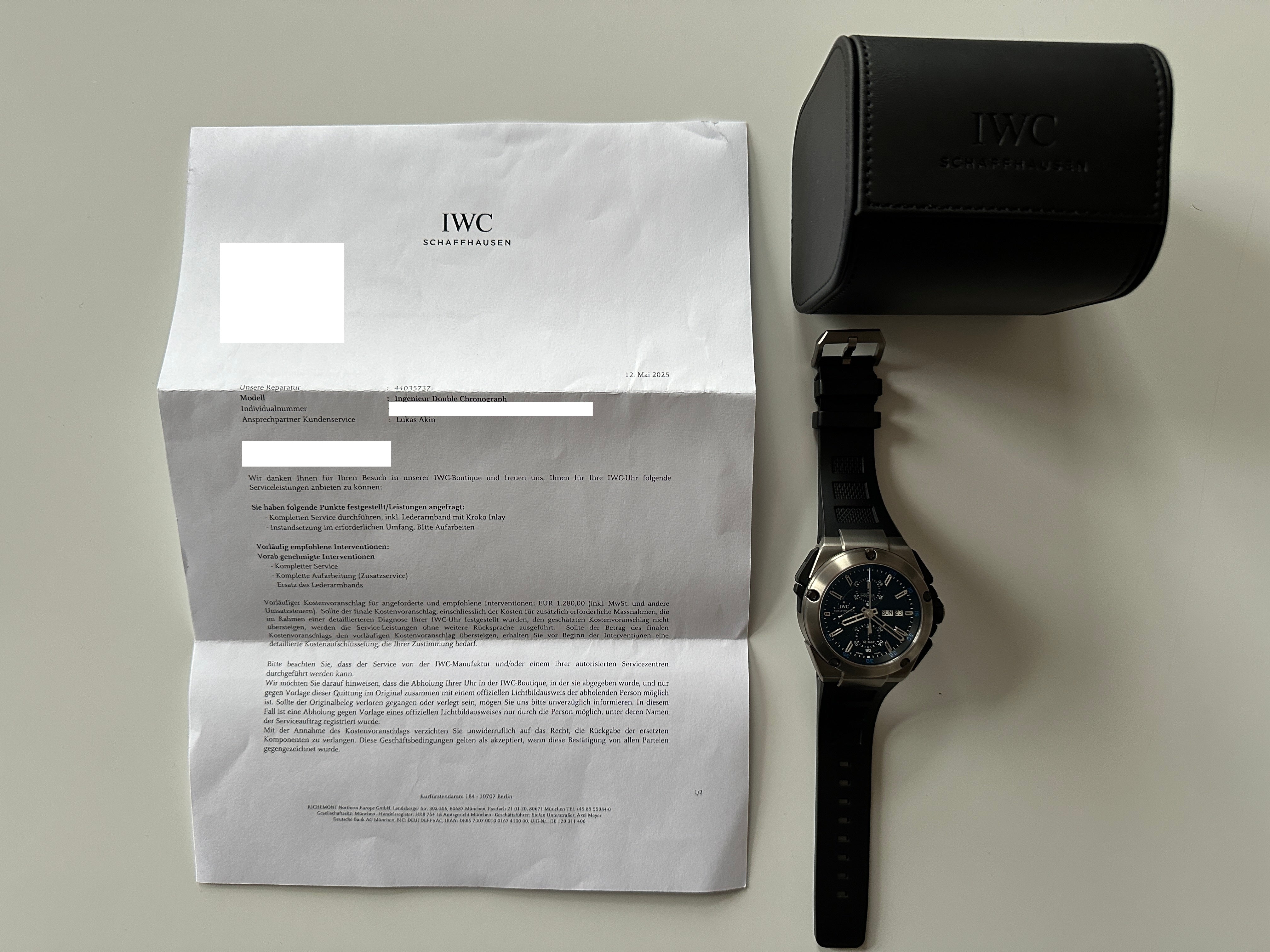 IWC Ingenieur Double Chronograph Titan mit schwarzem Armband, Nahaufnahme auf Dokument