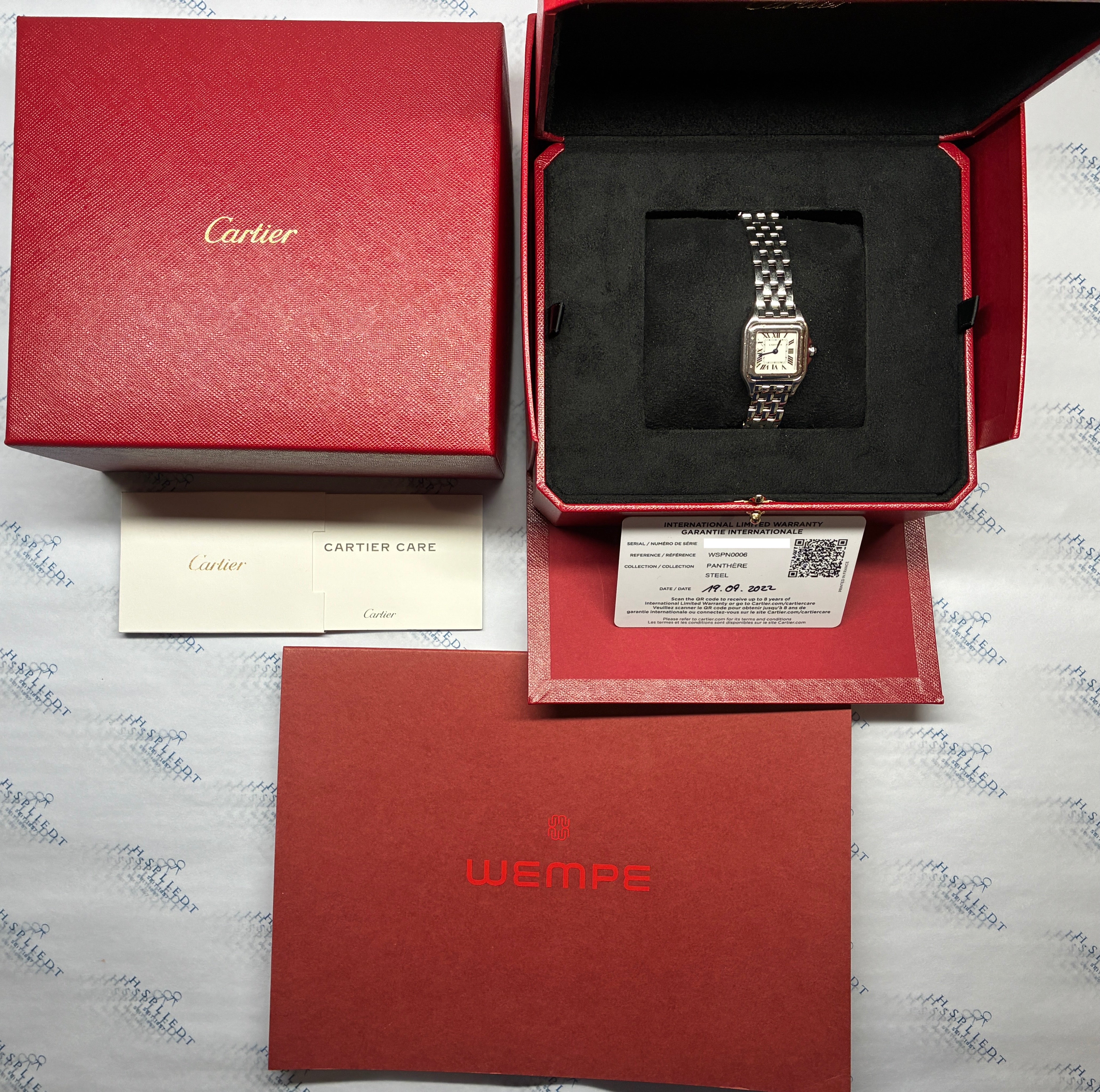 Cartier Panthère Edelstahl Quarz Uhr im Full-Set von 2022 auf weißem Hintergrund