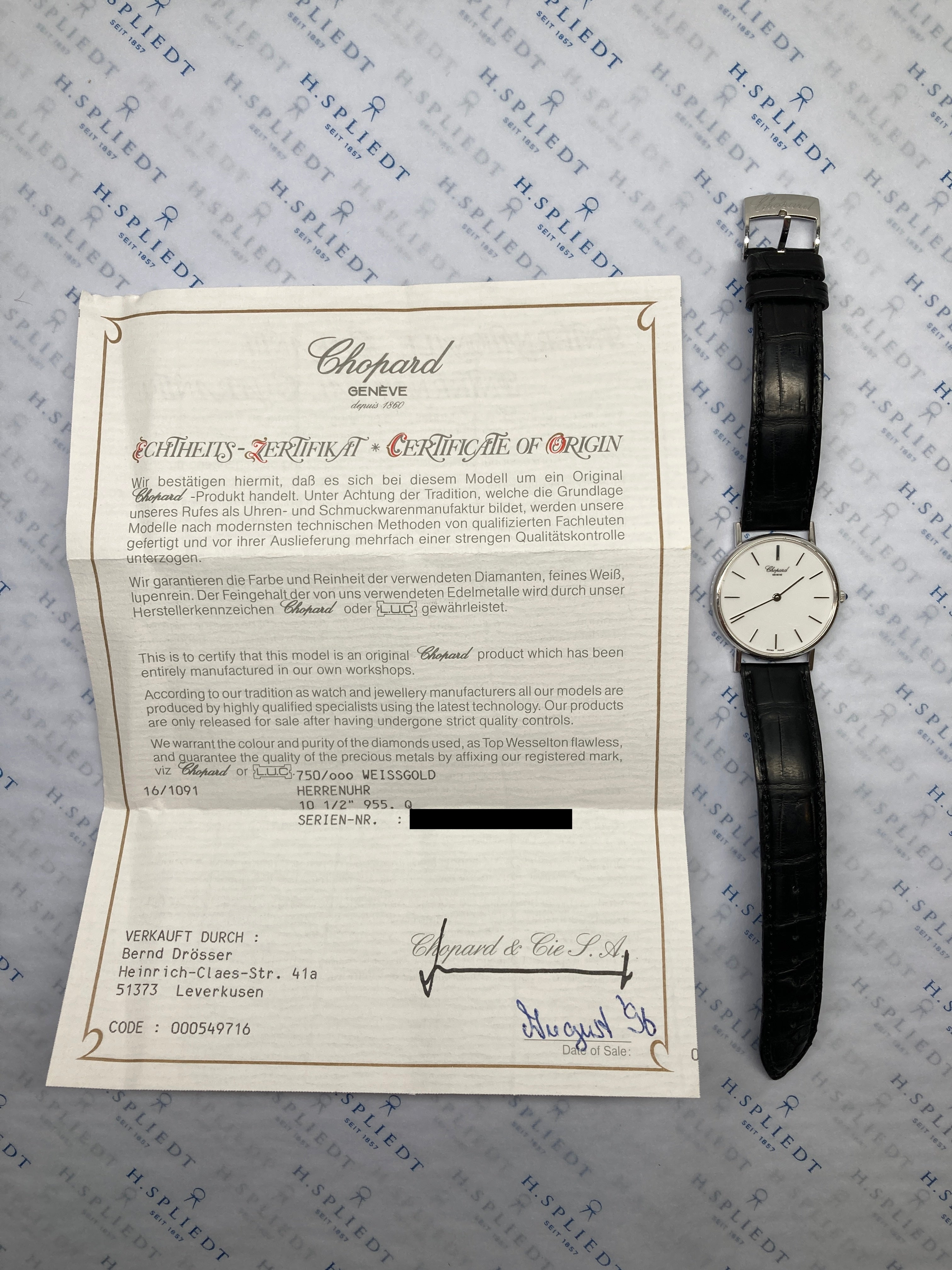 Chopard Ultra Thin Classic 1996, Weißgoldgehäuse mit flachem Zifferblatt, schwarzem Lederarmband, Zertifikat im Hintergrund