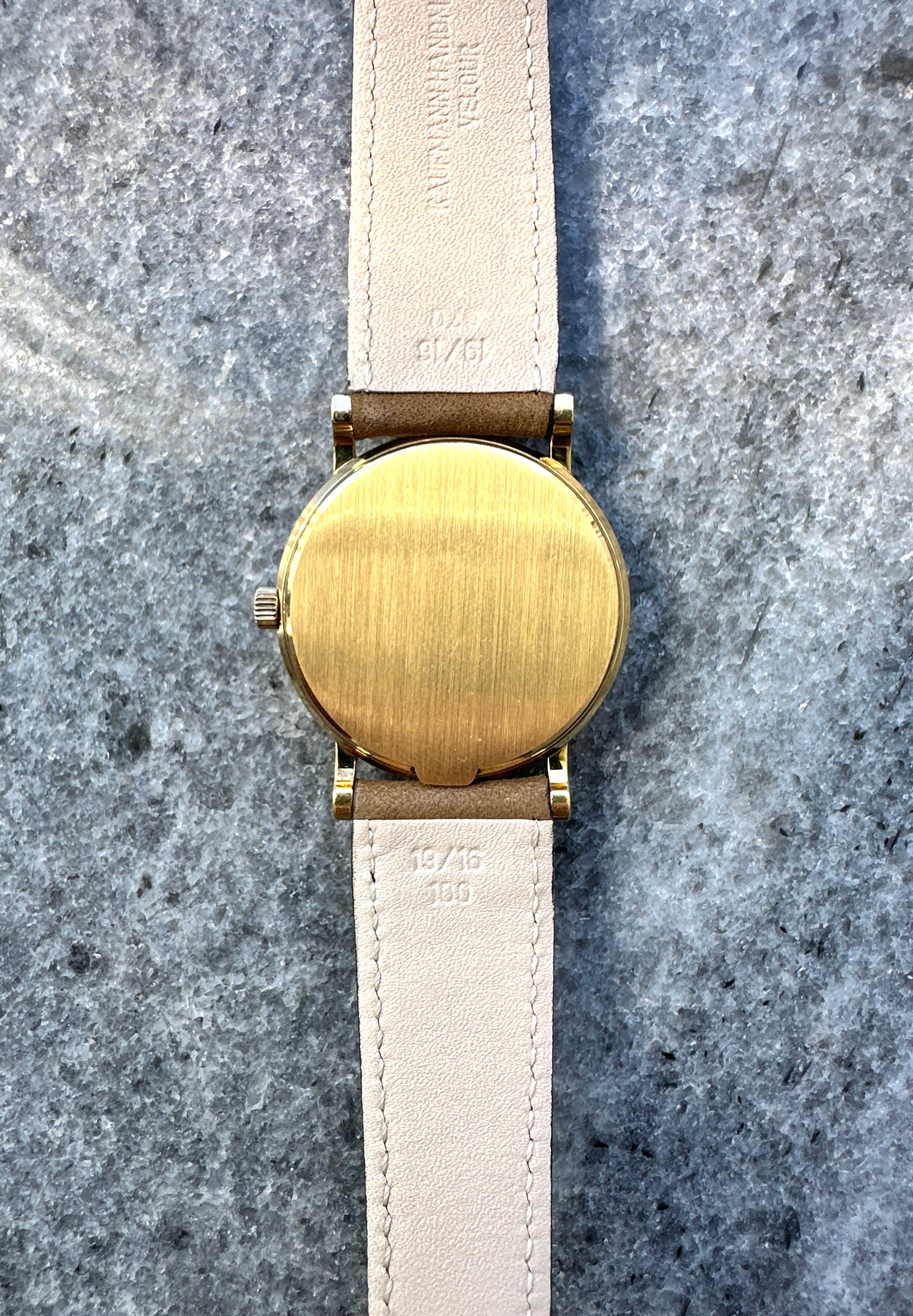 Rückseite einer Patek Philippe Calatrava 3802 Automatic 33mm aus Gelbgold mit braunem Lederband