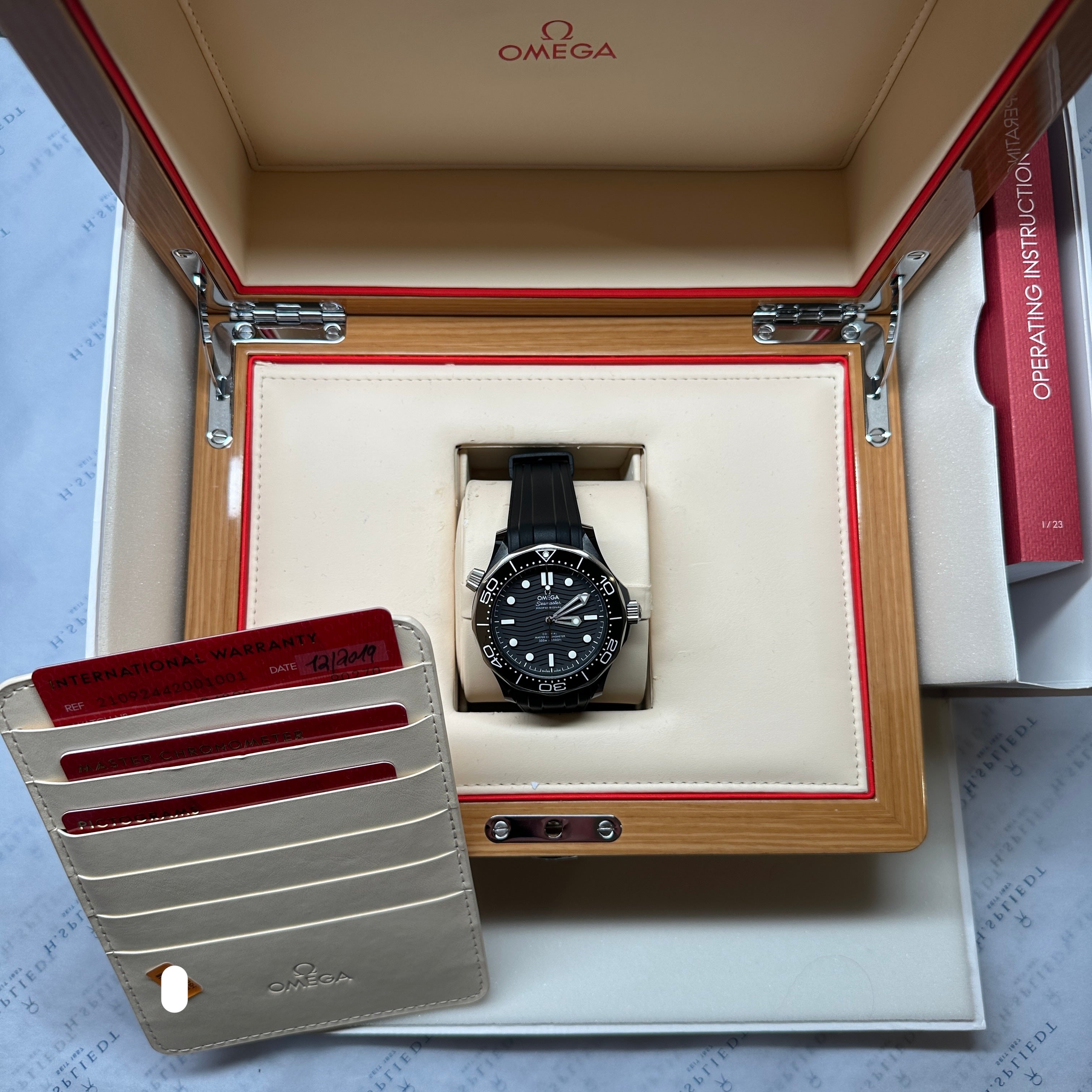 Omega Seamaster Diver 300 M im geöffneten Originalkarton mit Zubehör