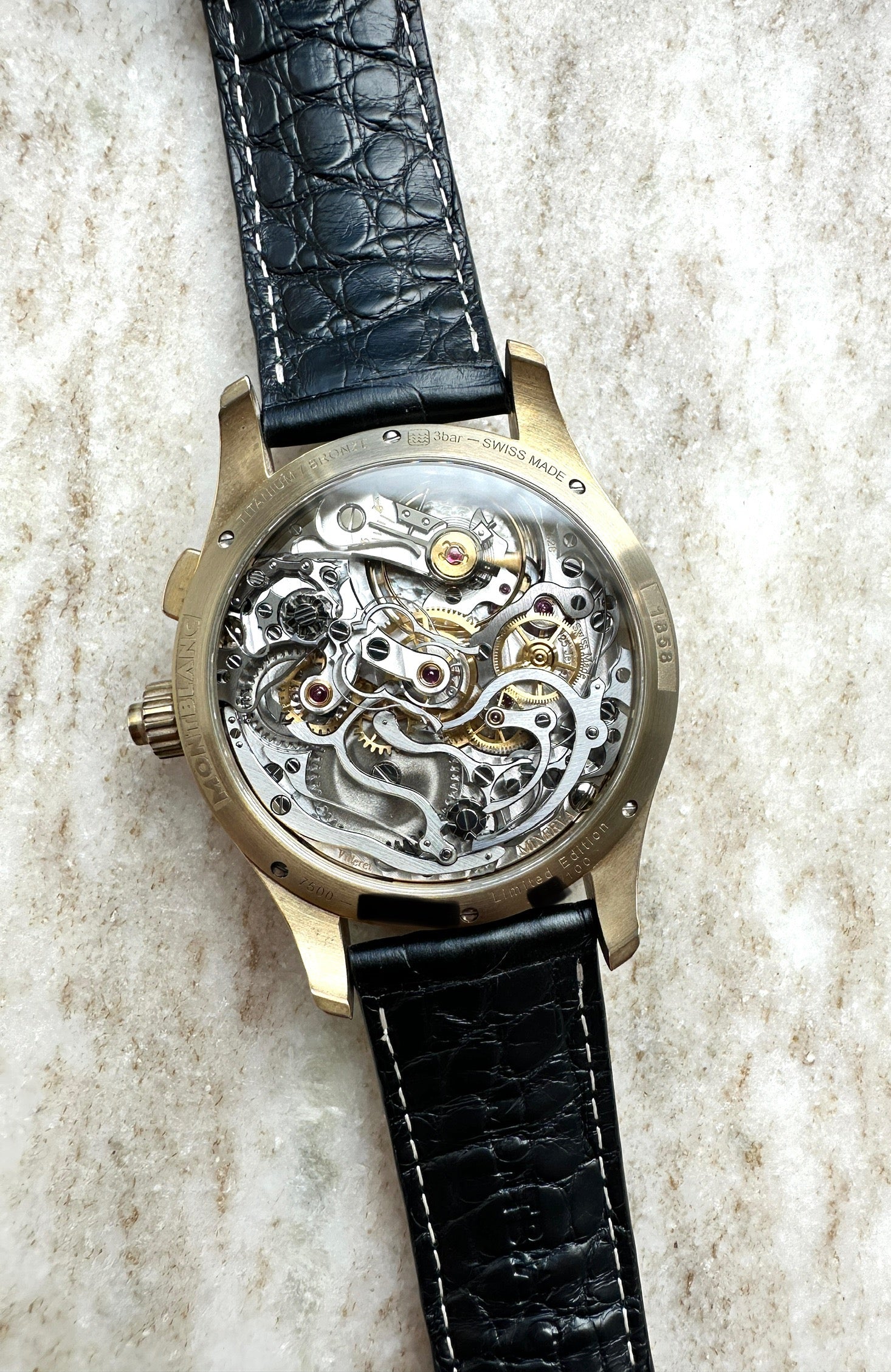 Montblanc 1858 Split-seconds Chronograph Limitierte Edition mit Bronzegehäuse und schwarzem Lederarmband, Rückseite mit Si…