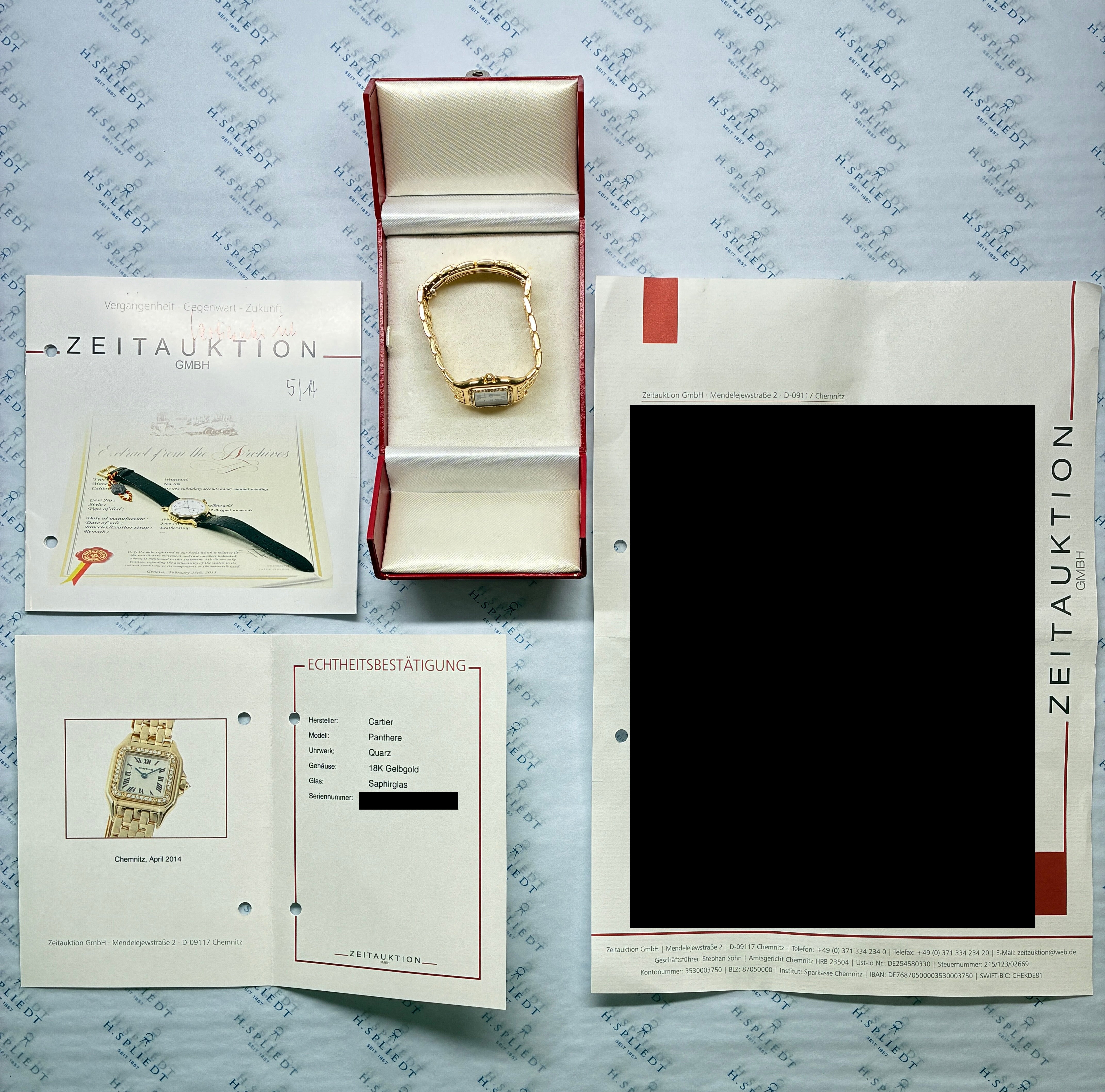 Cartier Panthere Armbanduhr aus Gelbgold, im Ausschnitt, mit Quarzwerk auf grauem Hintergrund