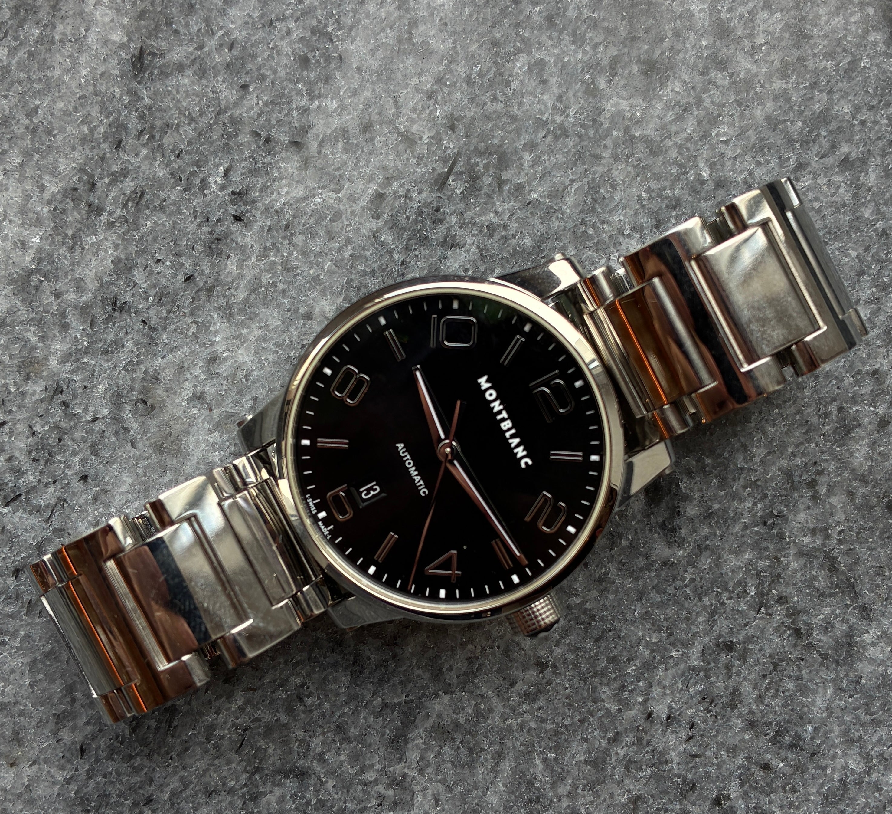 Montblanc Timewalker 39 mm Edelstahl Automatikuhr mit schwarzem Zifferblatt und poliertem Stahlarmband auf grauem Hintergrund