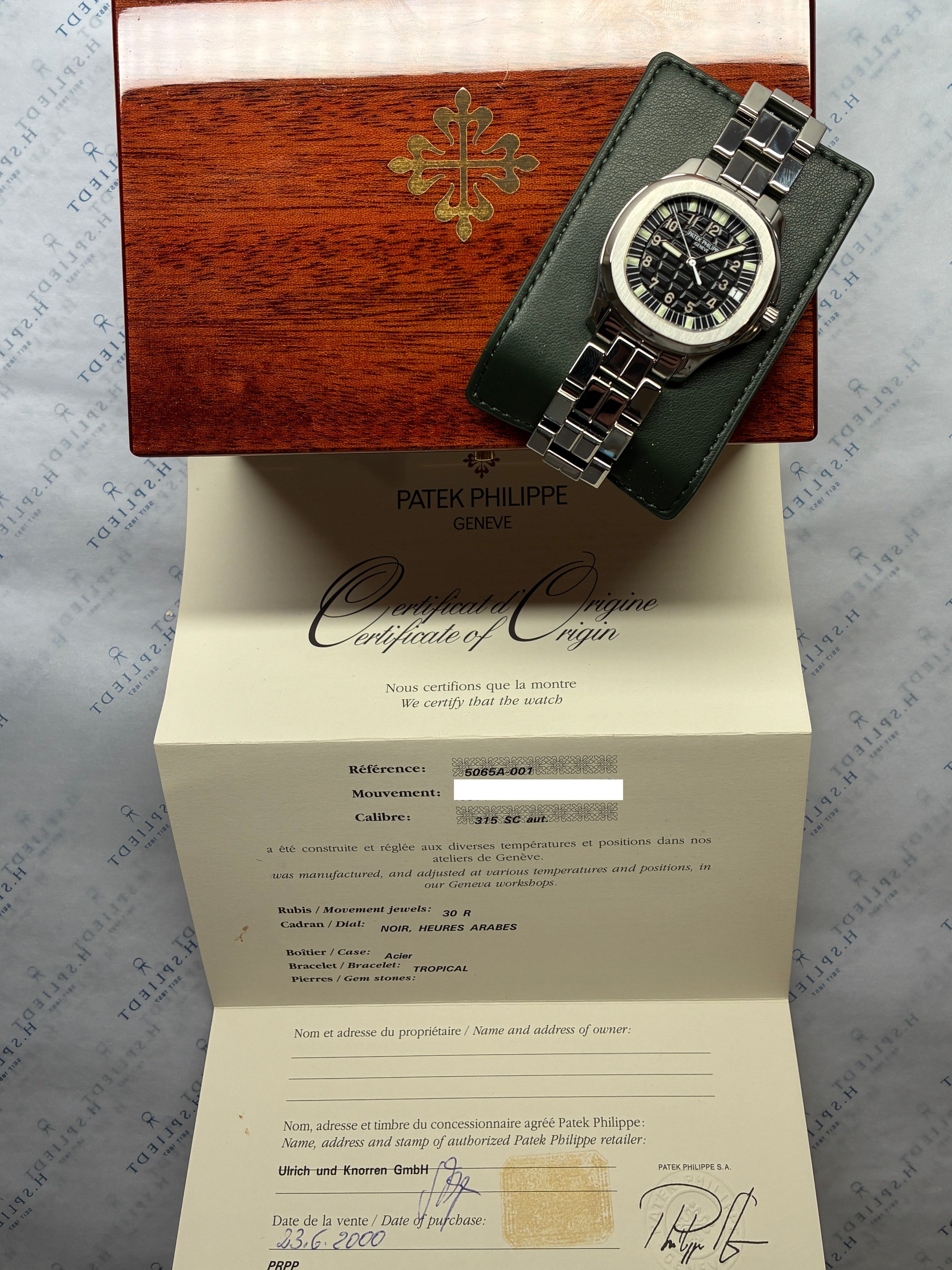 Patek Philippe Aquanaut, Stahl, Box und Papiere, auf Holzkiste und Zertifikat