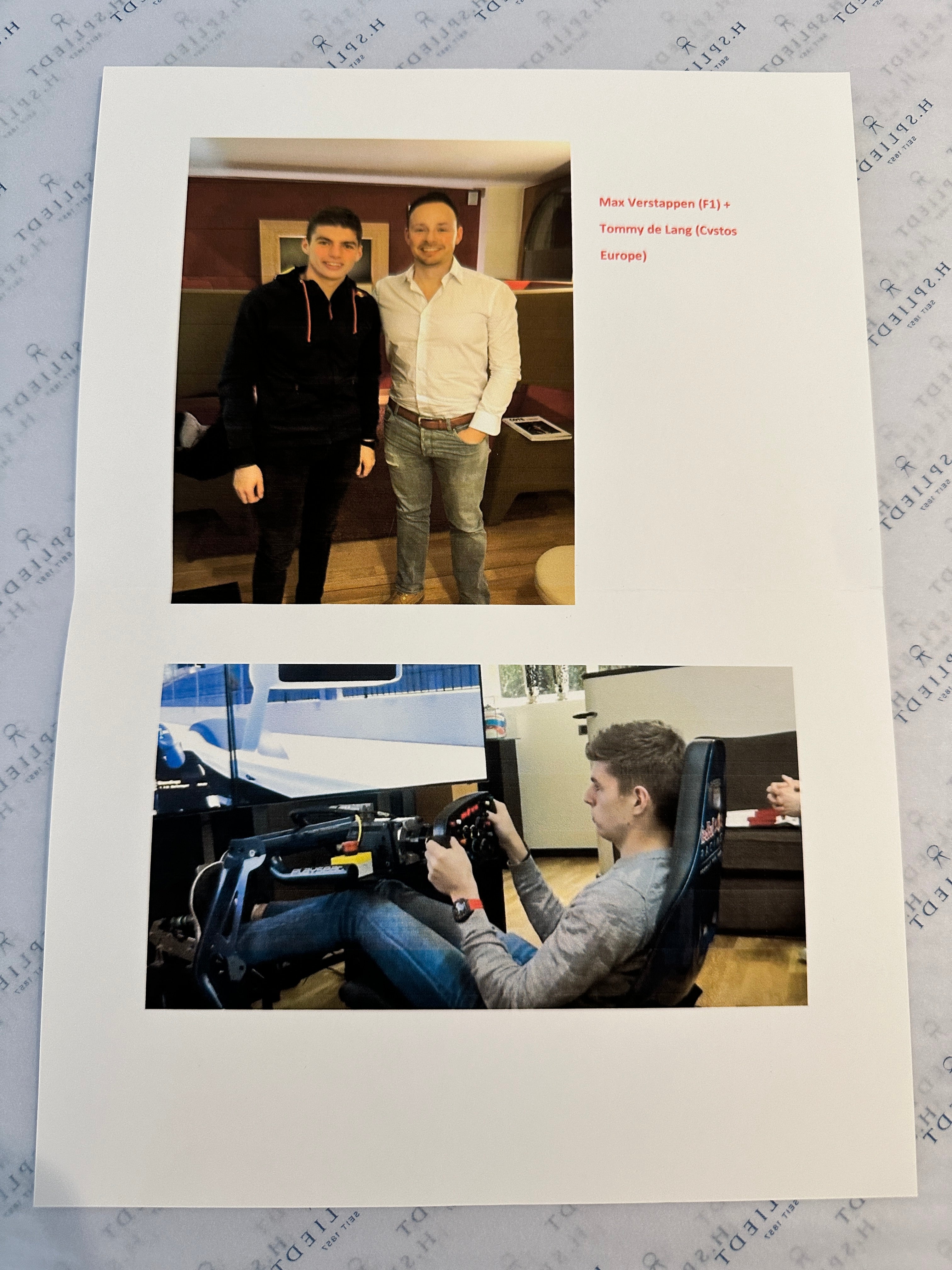 Max Verstappen und Tommy de Lang vor einer Kamera in einem Cockpit, darunter ein Mann in einem Rennwagen-Simulator