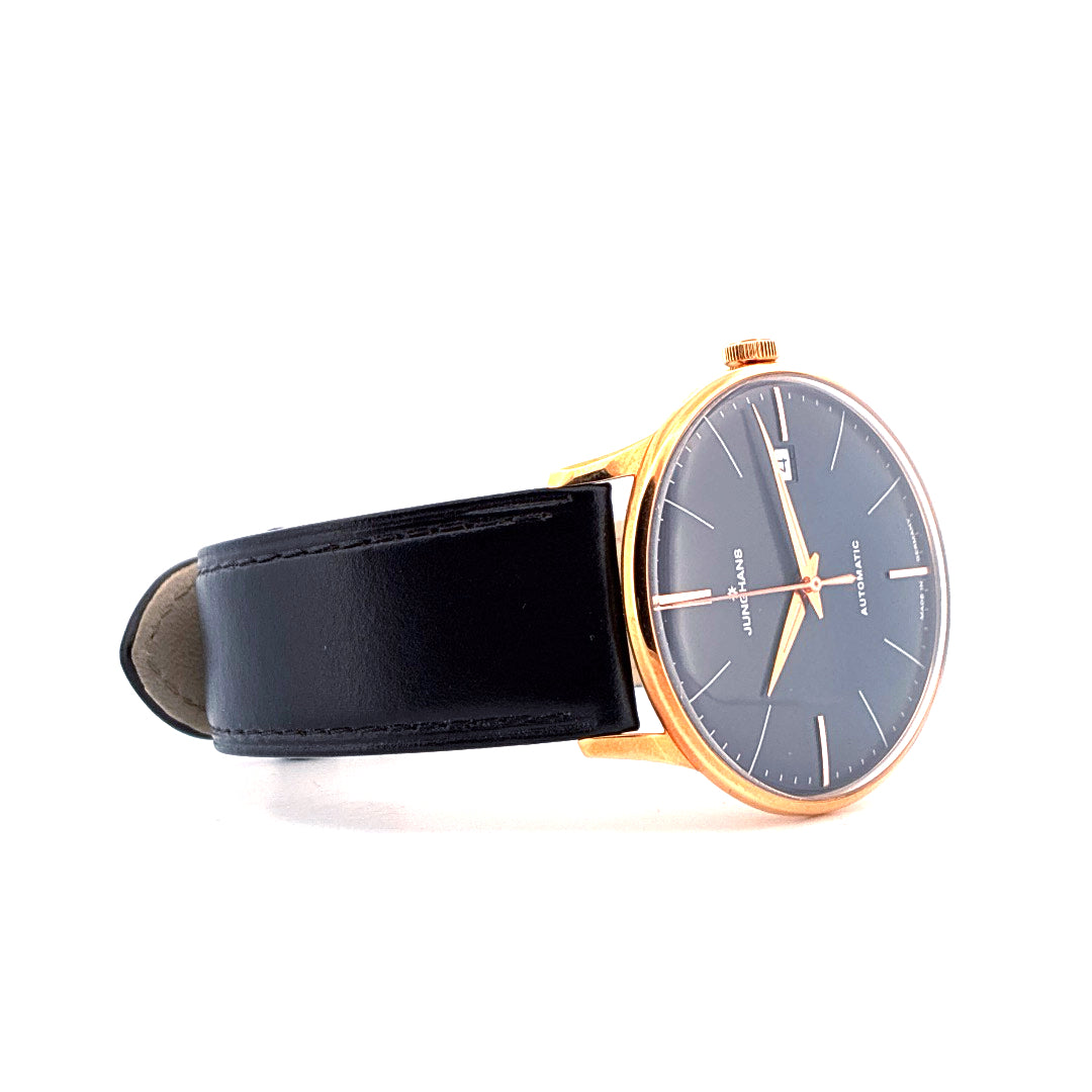 Junghans Meister Damen Unworn 2025 Armbanduhr mit schwarzem Lederarmband und goldfarbenem Gehäuse auf weissem Hintergrund