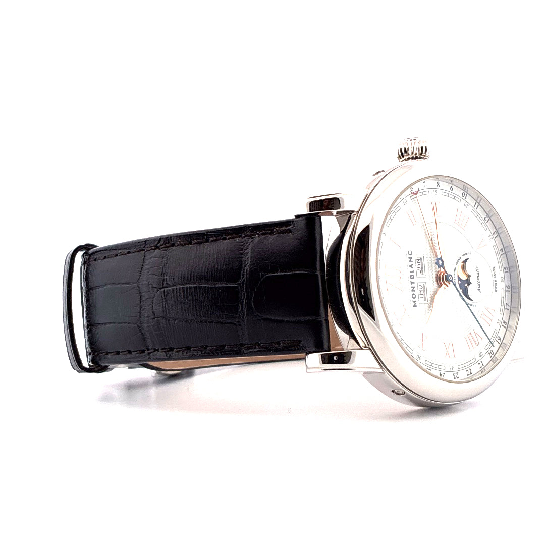 Montblanc Star Roman Quantième Complet 42 mm Edelstahl Automatik mit Mondphase auf weißem Hintergrund