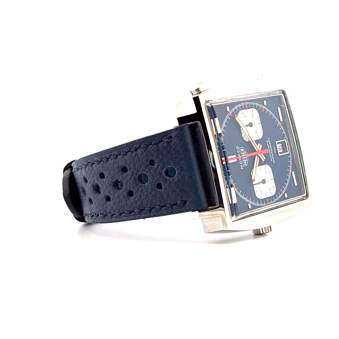 Tag Heuer Monaco Calibre 11 Chronograph mit blauem Zifferblatt und dunkelblauem Lederarmband im Detail