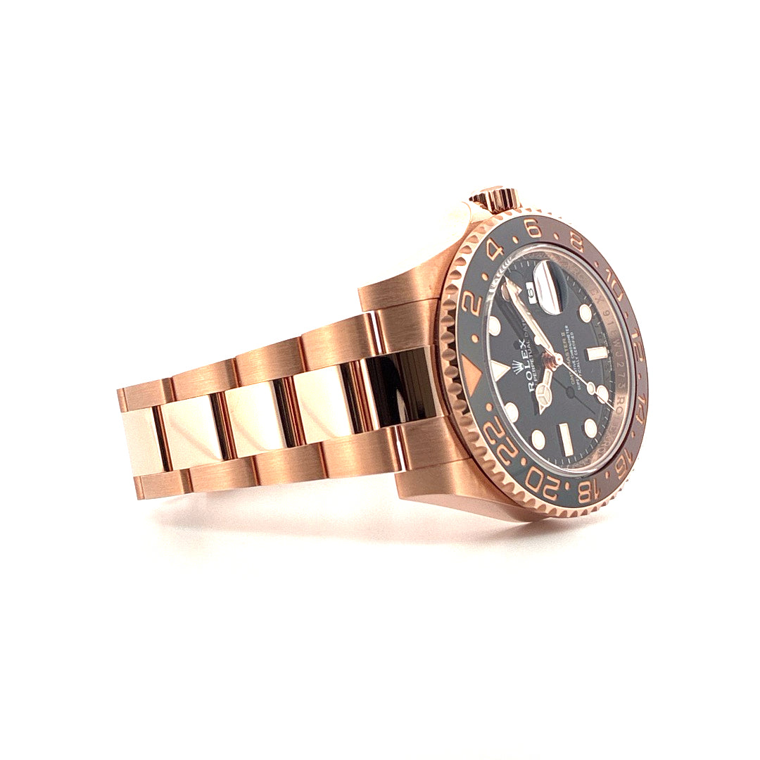 Rolex GMT-Master II Roségold (2022) seitlich in Nahaufnahme, mit Roségoldarmband und dunkelgrauem Zifferblatt