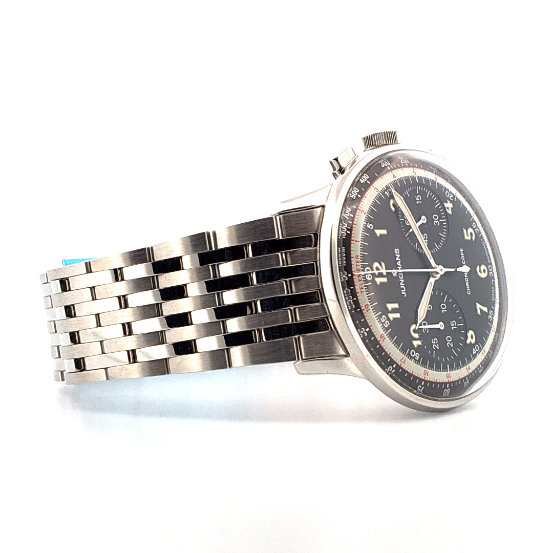Junghans Meister Telemeter Edelstahl-Chronograph mit schwarzem Zifferblatt und Gliederarmband auf weißem Hintergrund