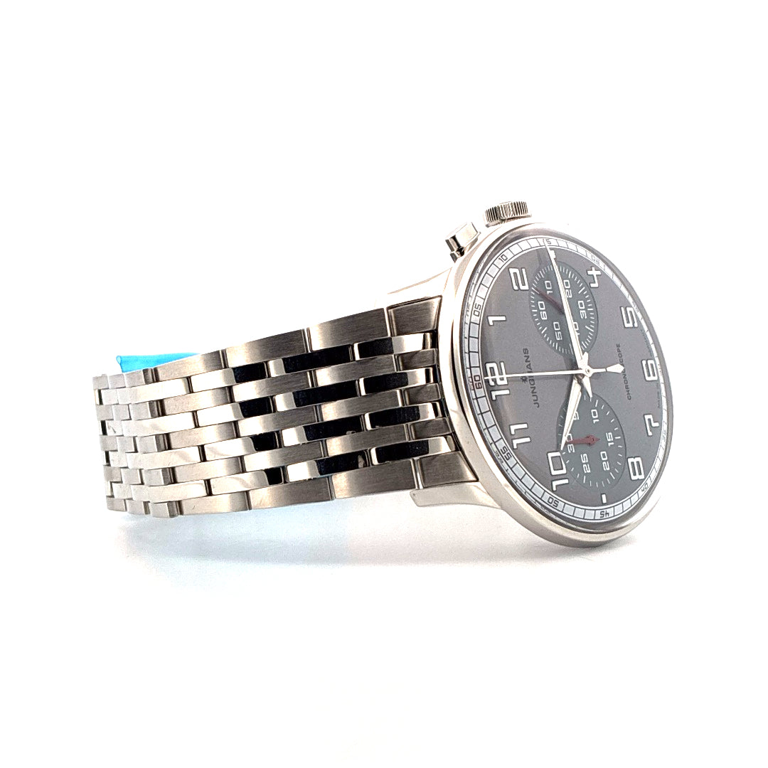 Junghans Meister Driver Chronoscope mit grauem Zifferblatt und Edelstahlarmband im Profil auf weißem Hintergrund