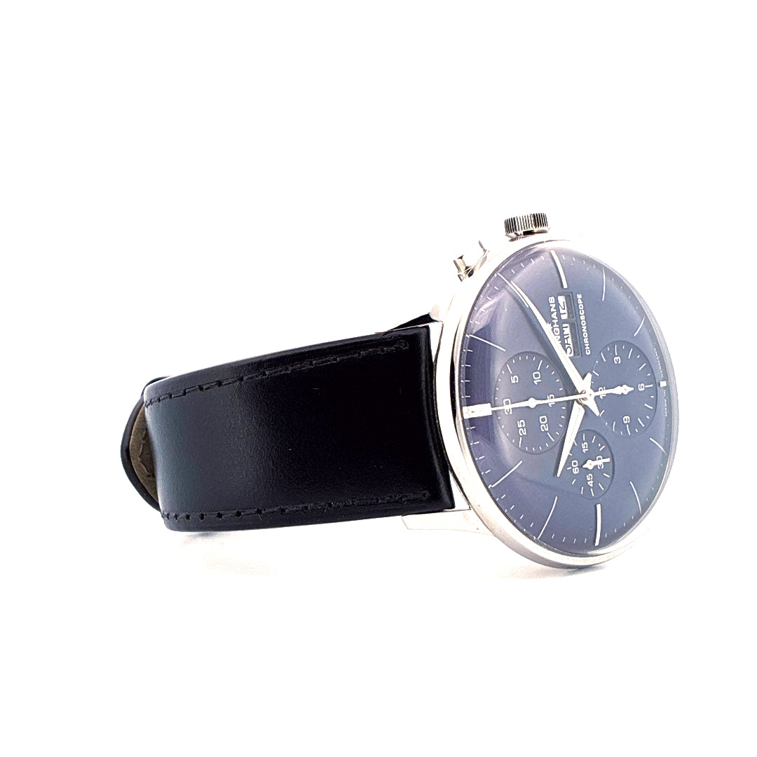 Junghans Meister Chronoscope in Edelstahl mit blauem Zifferblatt und schwarzem Lederarmband