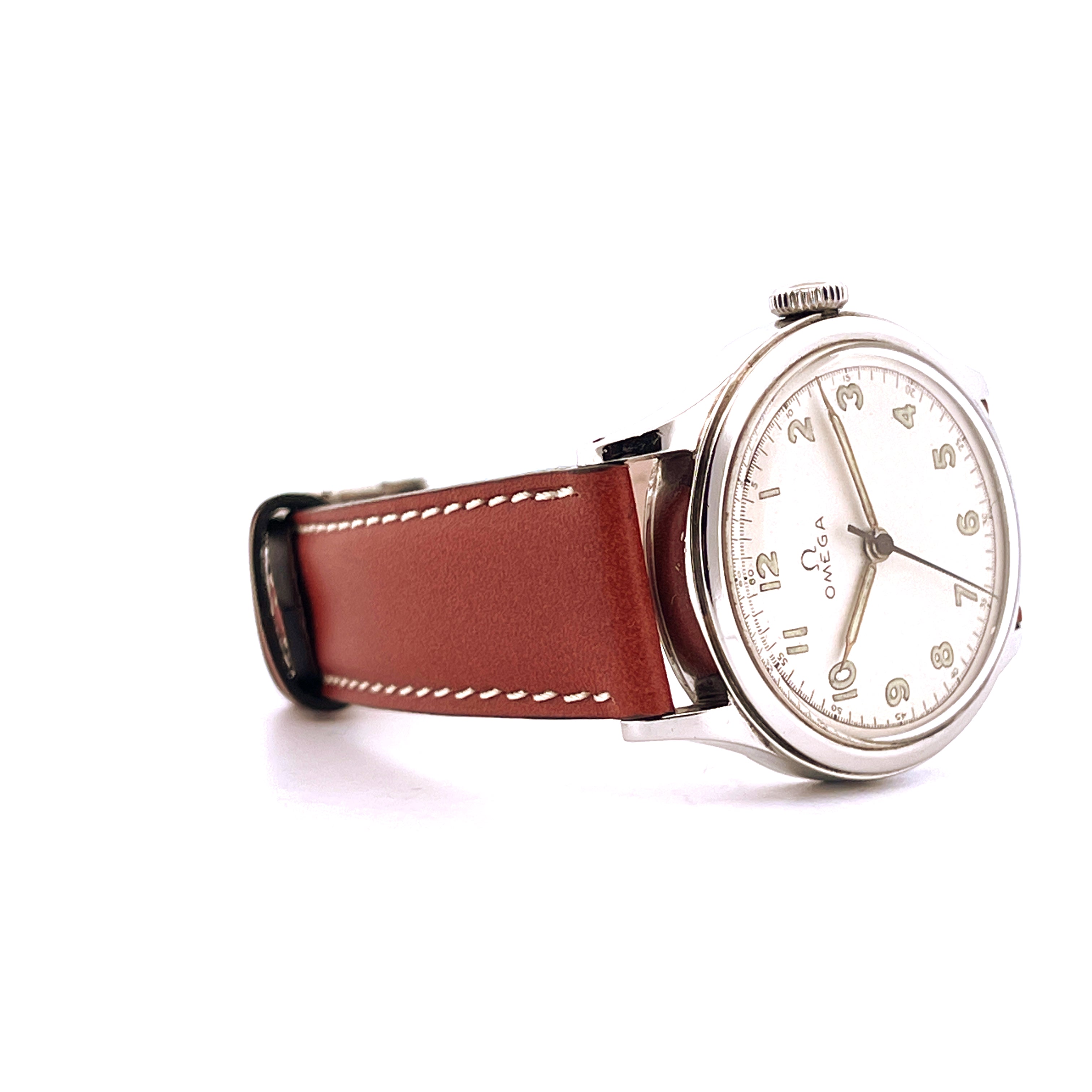 Omega Military 1944 mit Stahlgehäuse und braunem Lederarmband auf weißem Hintergrund