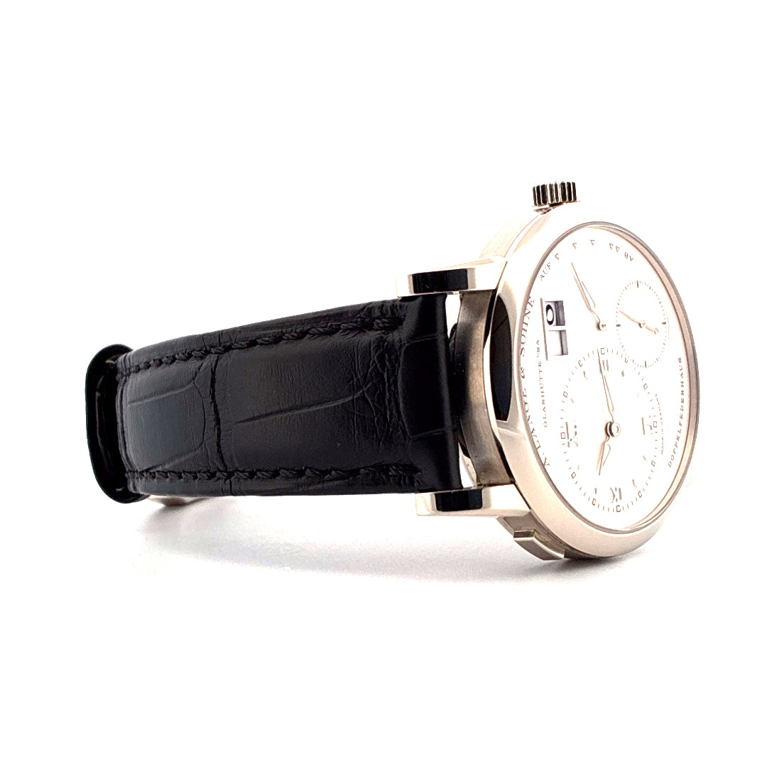 Seitenansicht einer A. Lange & Söhne Lange 1 in Weißgold mit schwarzem Lederarmband auf weißem Hintergrund