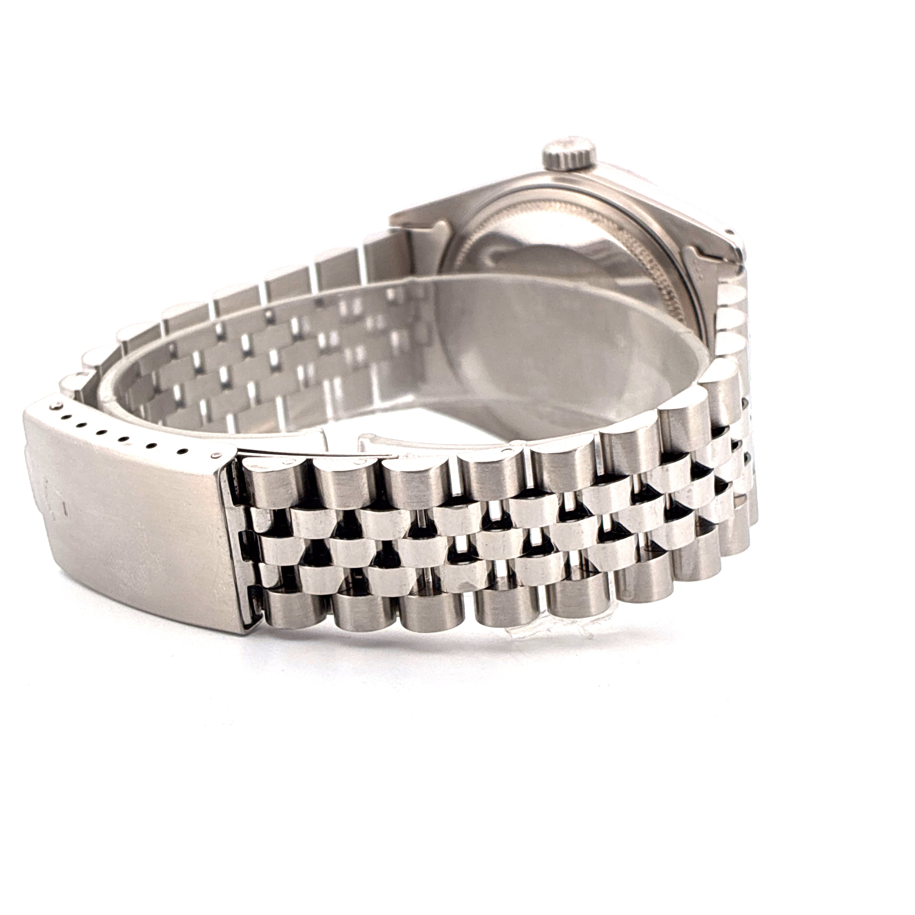 Seitenansicht einer Rolex Datejust 36mm aus Edelstahl mit Jubilée-Armband auf weißem Hintergrund