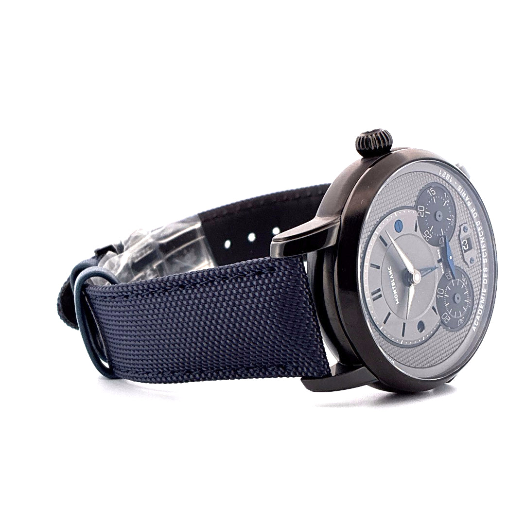 Montblanc Nicolas Rieussec Chronograph mit dunkelblauem Armband, Seitenansicht auf weißem Hintergrund