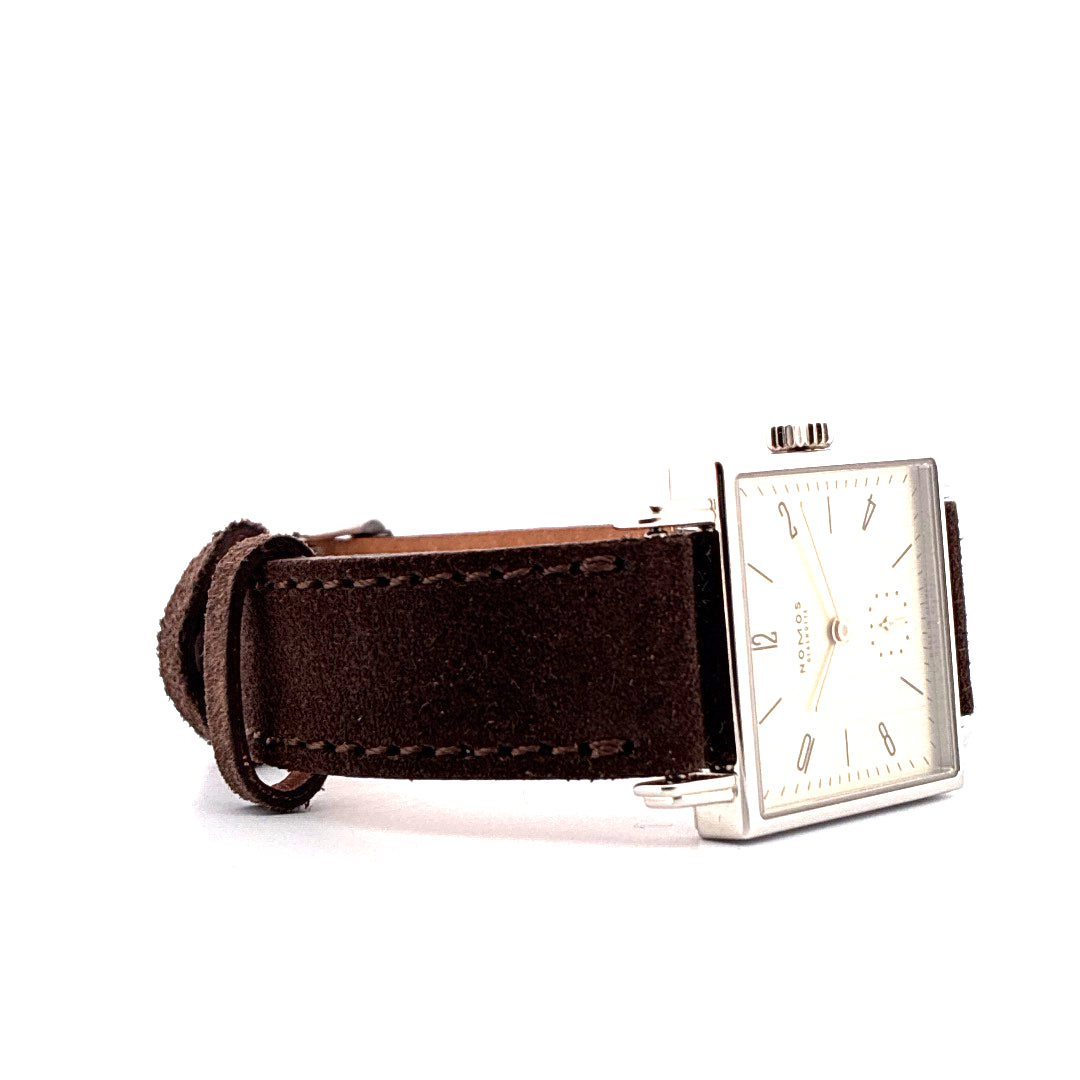 Nomos Tetra 27 Karat Like Unworn im Seitenprofil mit braunem Lederband und rechteckigem Edelstahlgehäuse