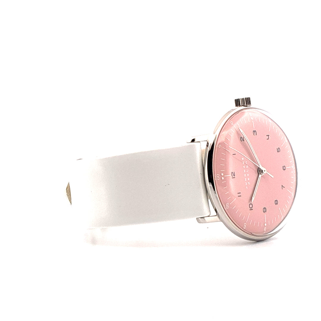 Junghans Max Bill Handaufzug mit rosa Zifferblatt und weißem Lederarmband auf weißem Hintergrund