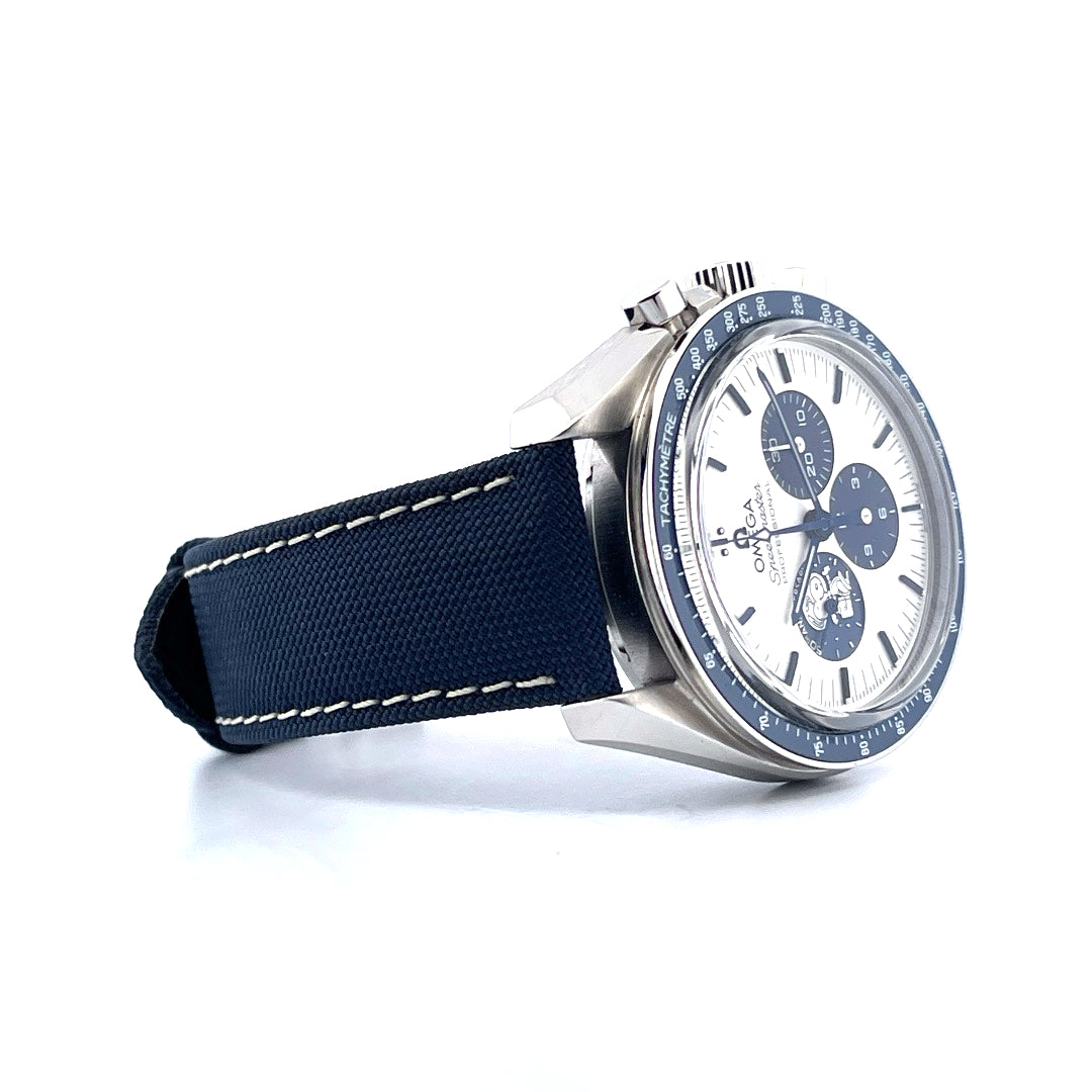 Omega Speedmaster "Silver Snoopy Award" 50th Anniversary (2022) Uhr im Profil mit blauem Stoffarmband mit weissen Naehten und weissem Zifferblatt