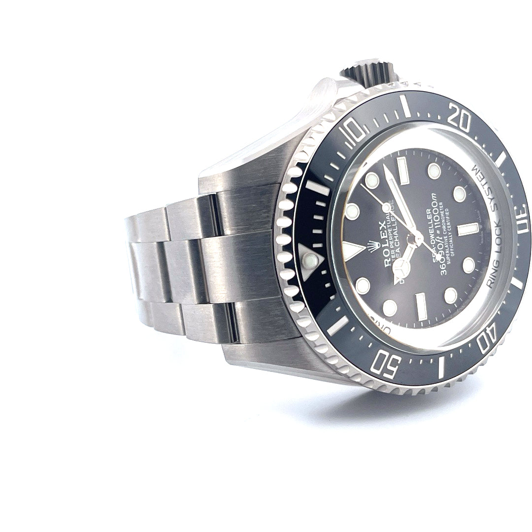 Rolex Sea-Dweller Deepsea Challenge / Unworn / Full-Set / 2023 / Sticker, Schrägansicht mit Zifferblatt, Armband und Krone vor weißem Hintergrund
