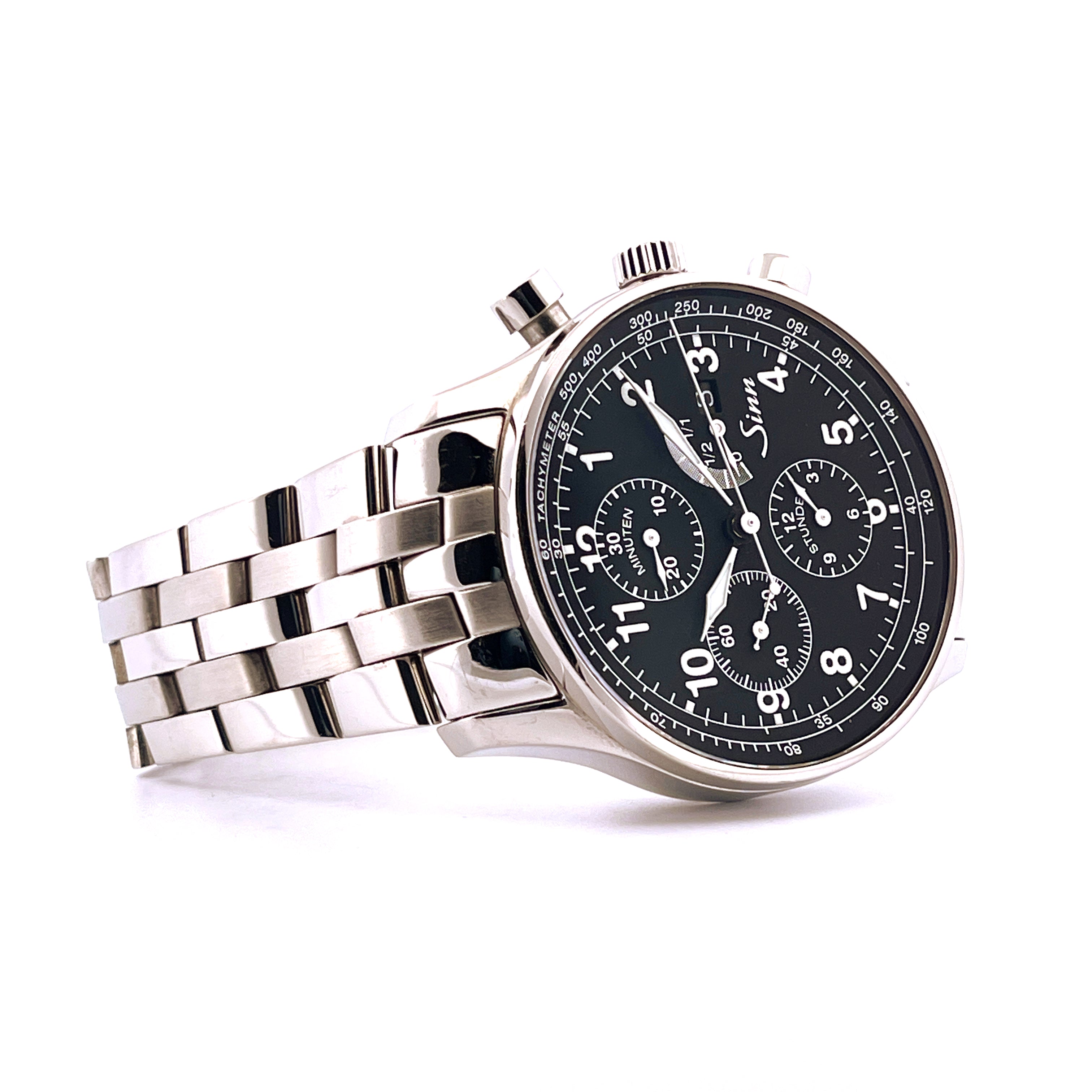 Sinn 956 Klassik Rallyechronograph aus Edelstahl mit schwarzem Zifferblatt im Seitenprofil auf weißem Hintergrund