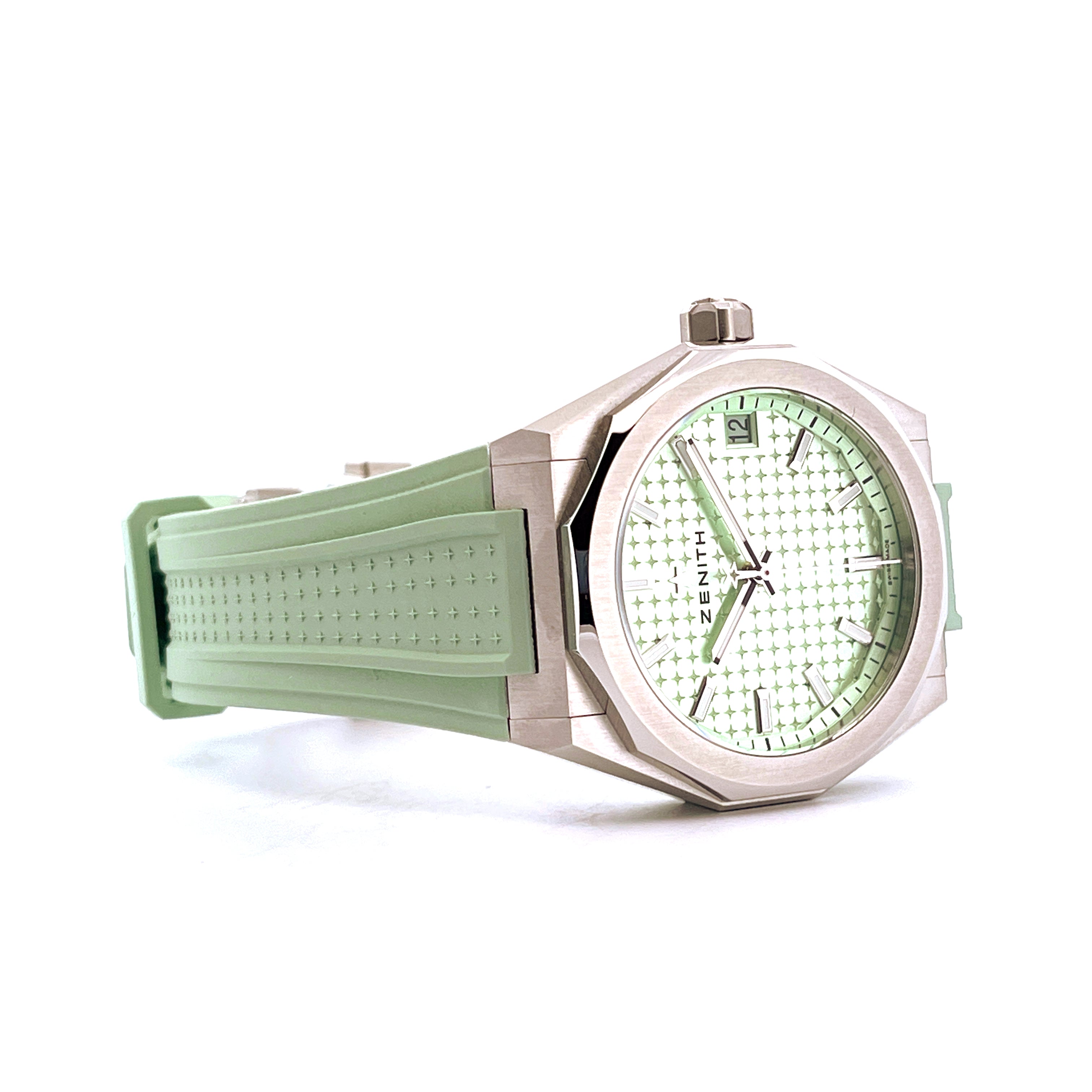 Zenith Defy Skyline Green mit hellem Zifferblatt und grünem Kautschukarmband auf weißem Hintergrund