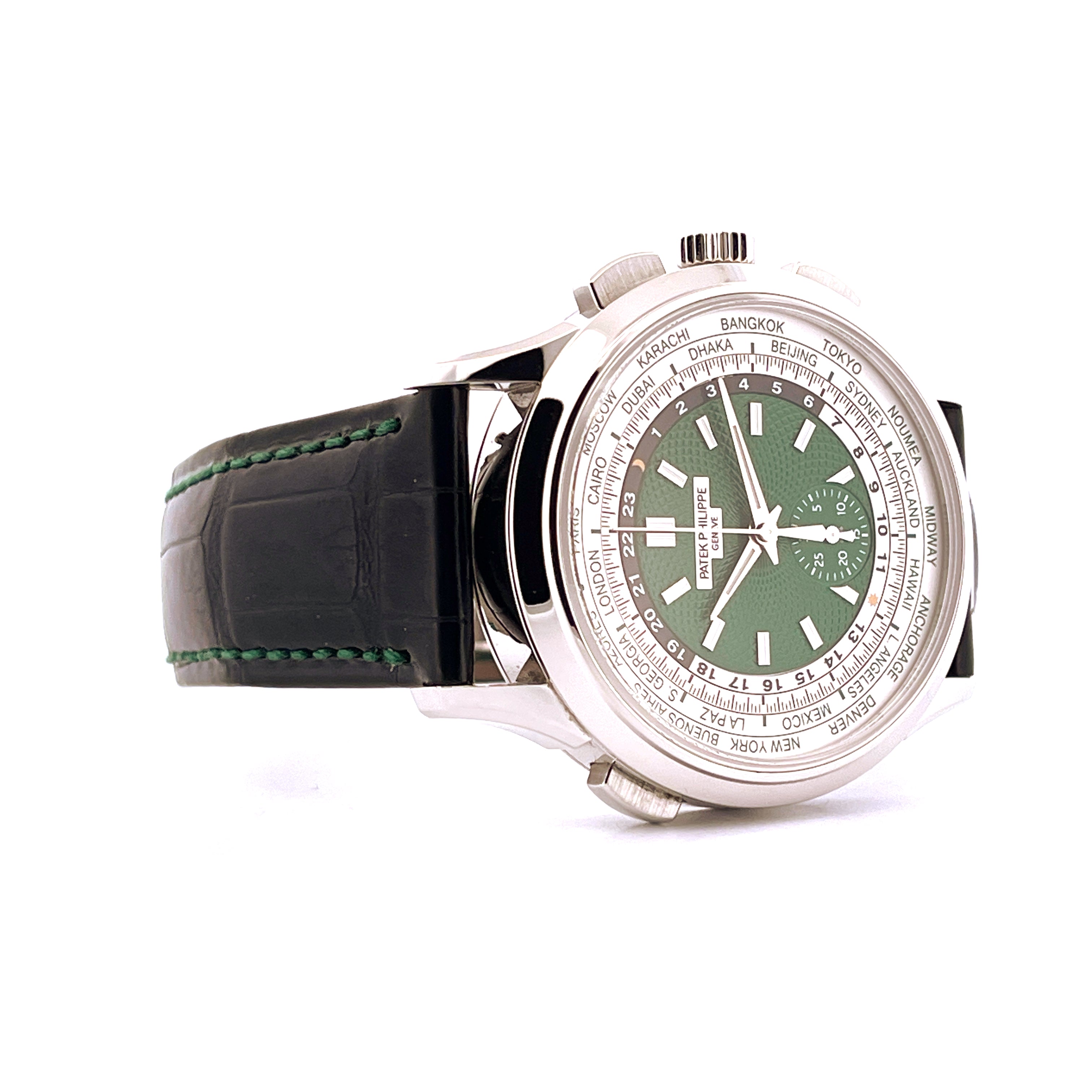 Patek Philippe World Time Flyback Chronograph 5930P-001 im Profil mit grünem Alligatorlederarmband