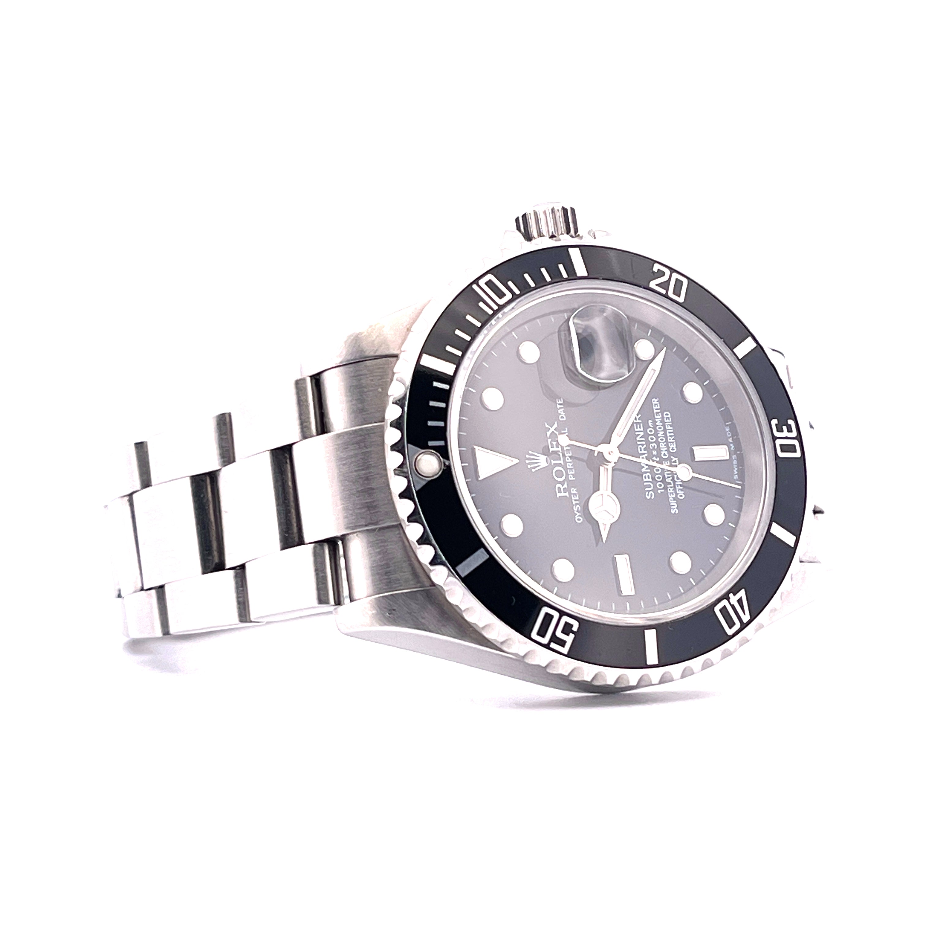 Rolex Submariner Date 16610 aus Stahl mit grauem Zifferblatt und schwarzer Keramiklünette, aufgenommen von der Seite