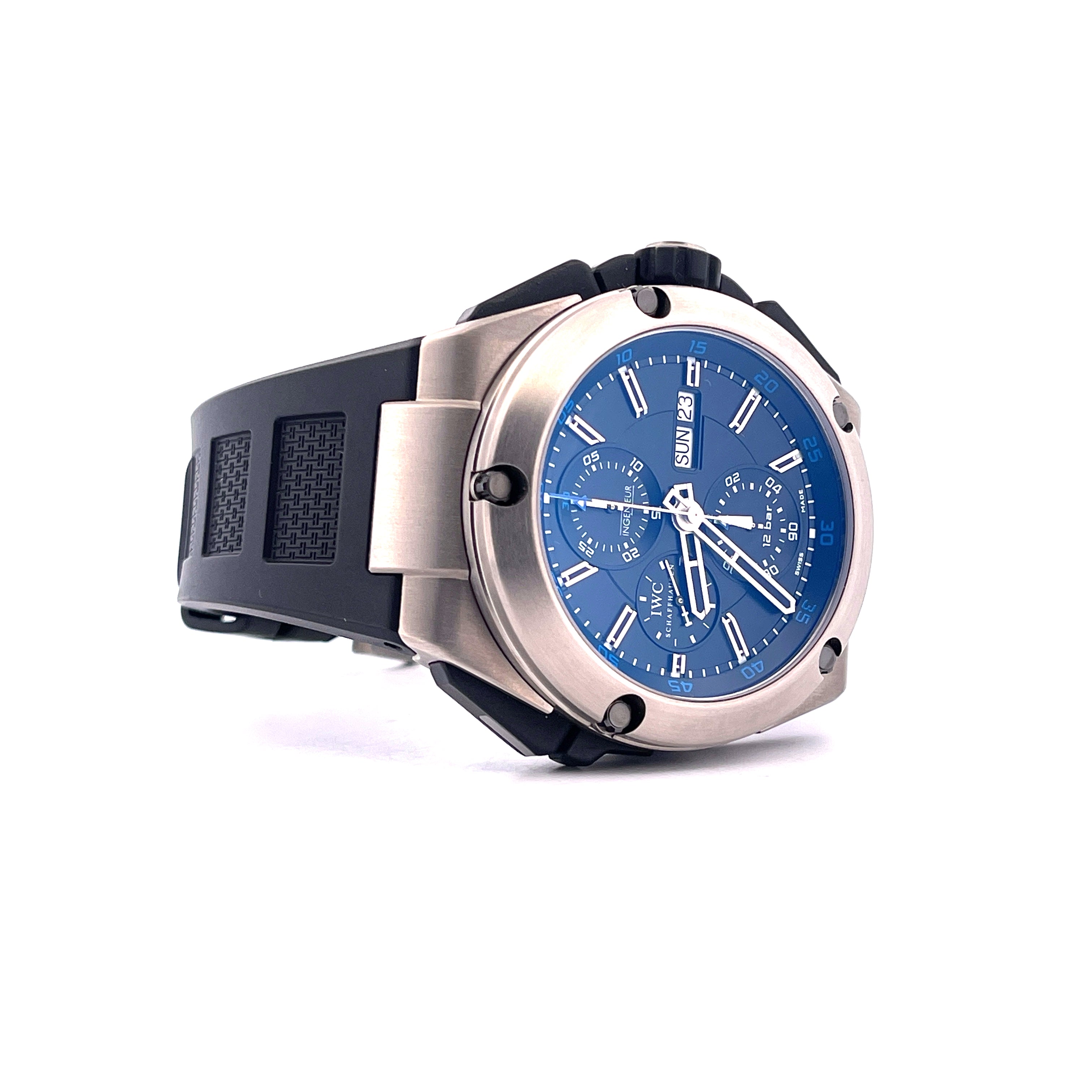 IWC Ingenieur Double Chronograph Titan mit blauem Zifferblatt und schwarzem Kautschukarmband