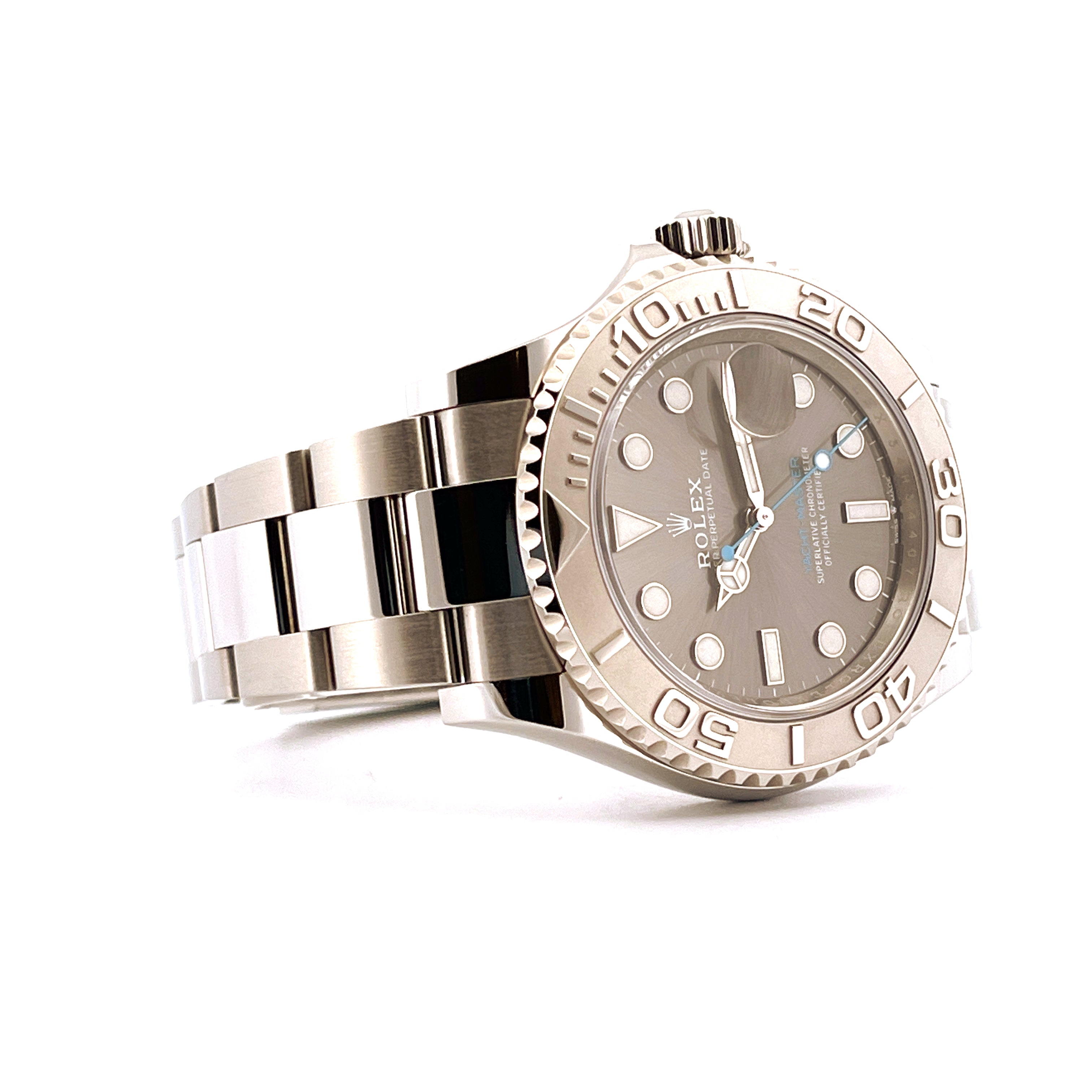 Rolex Yacht-Master 40 Rhodium Automatik Uhr mit grauem Zifferblatt und Edelstahlarmband aus der Perspektive von vorne rechts