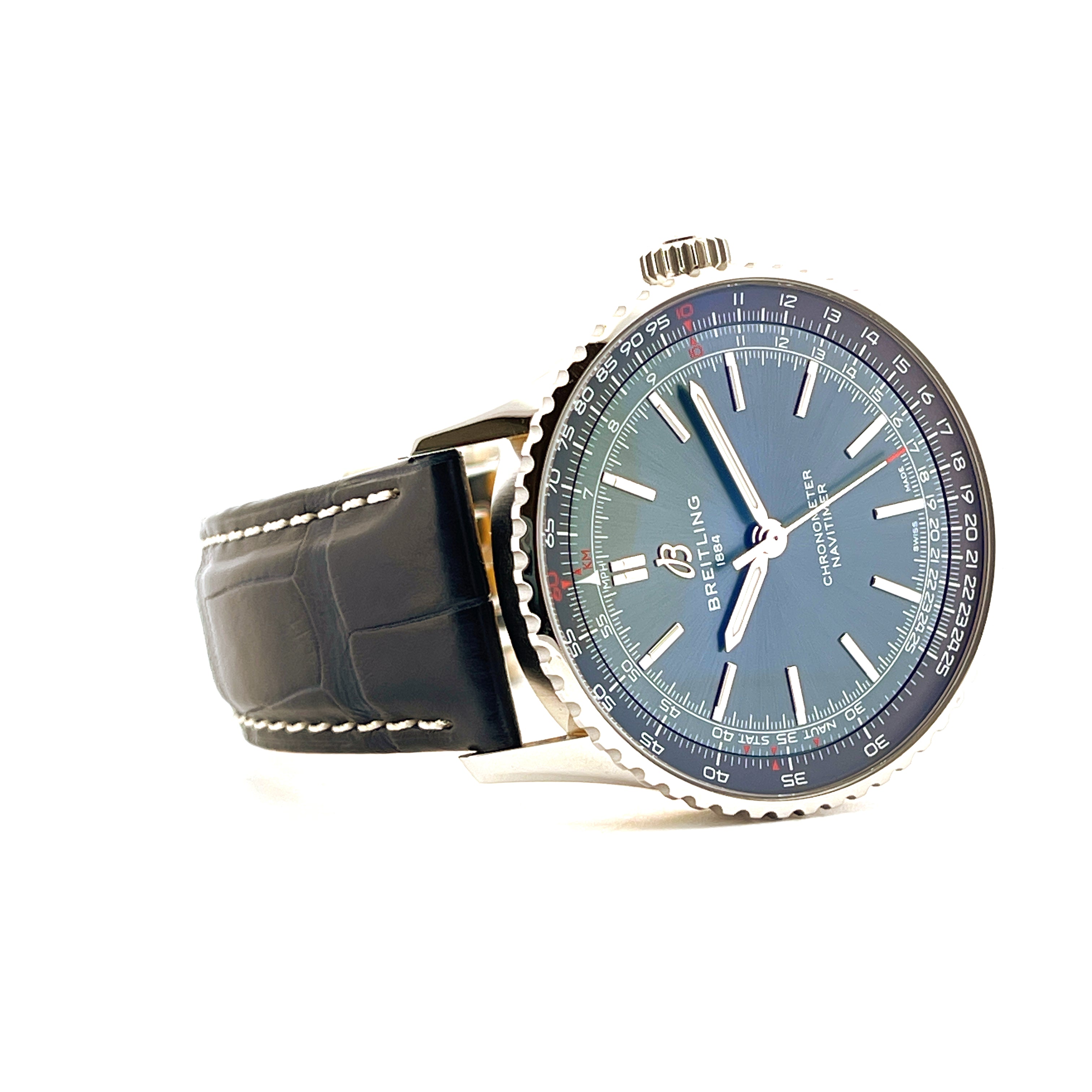Breitling Navitimer Automatic 41 im Profil mit blauem Zifferblatt und schwarzem Lederarmband