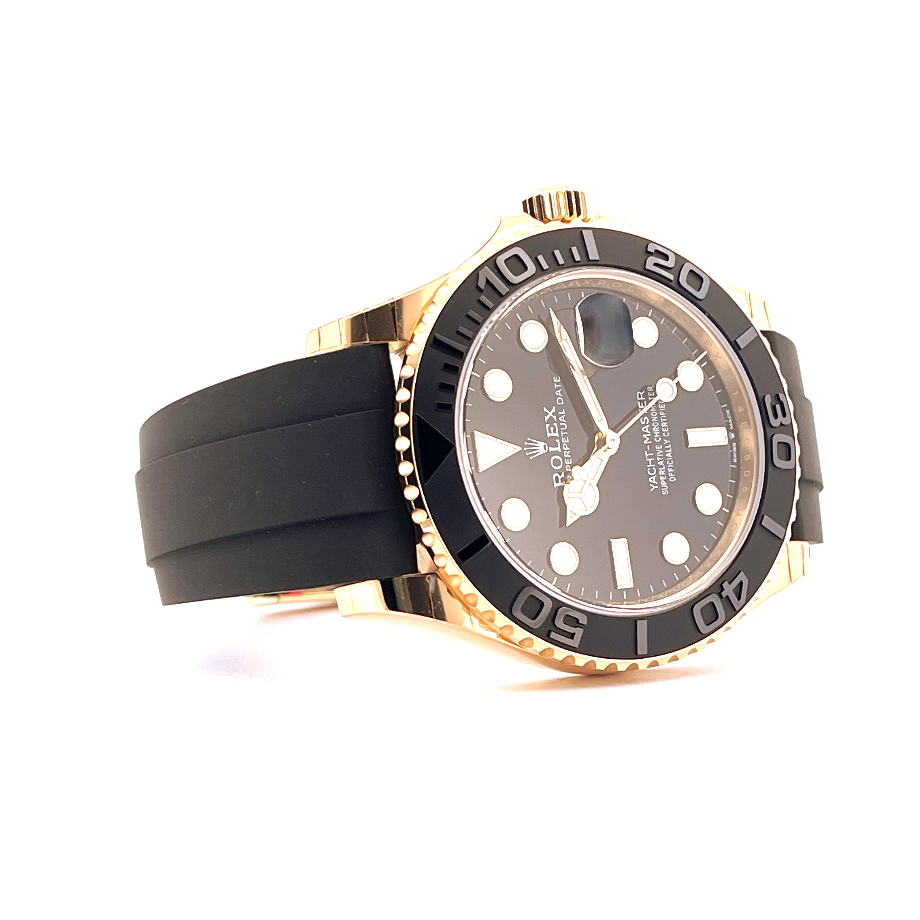 Rolex Yacht-Master 42 Gelbgold im Dreiviertelprofil mit schwarzem Armband und grauem Zifferblatt auf weißem Hintergrund