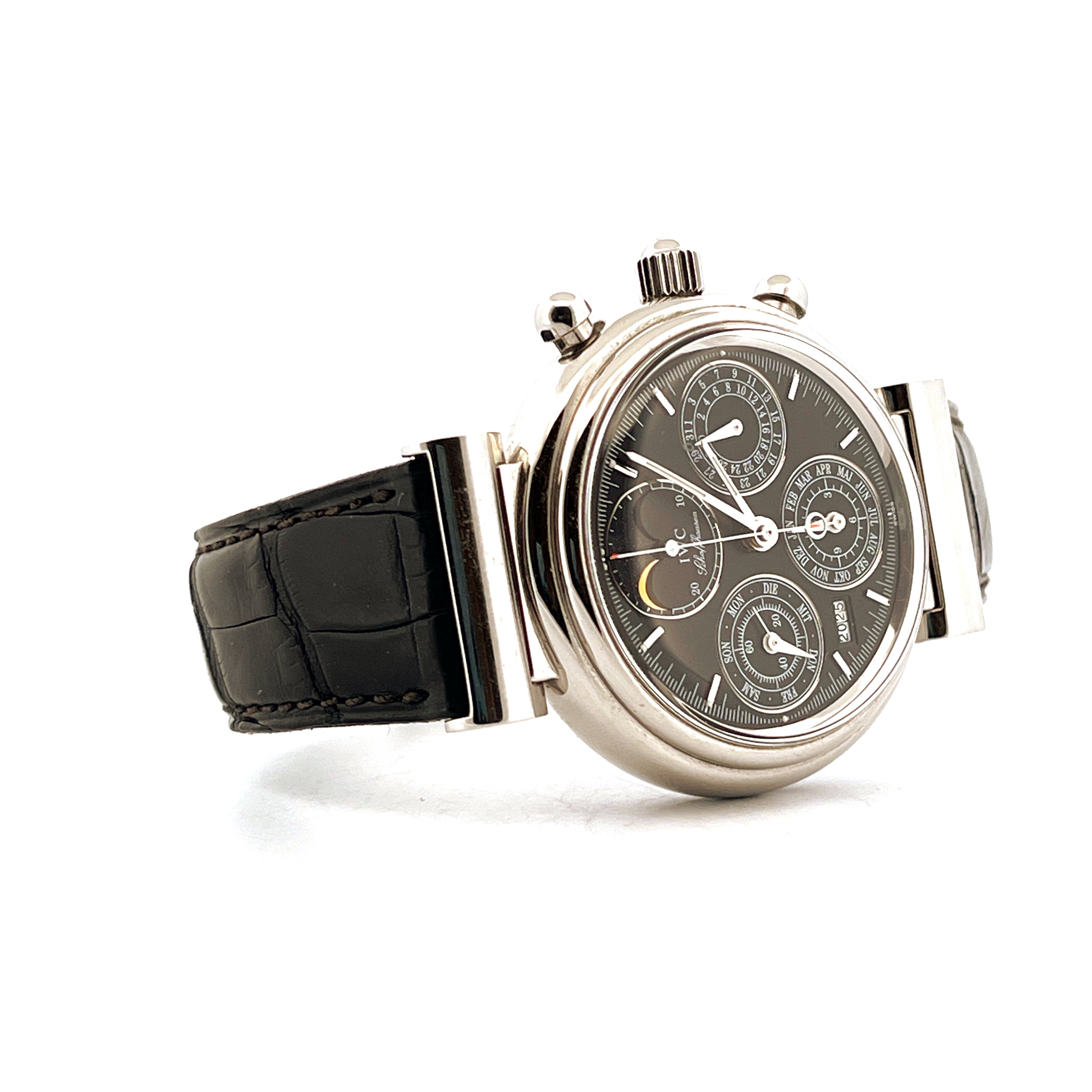 IWC Da Vinci Perpetual Calendar im Detail aus der Seitenansicht mit schwarzem Lederband und silbernem Edelstahlgehäuse