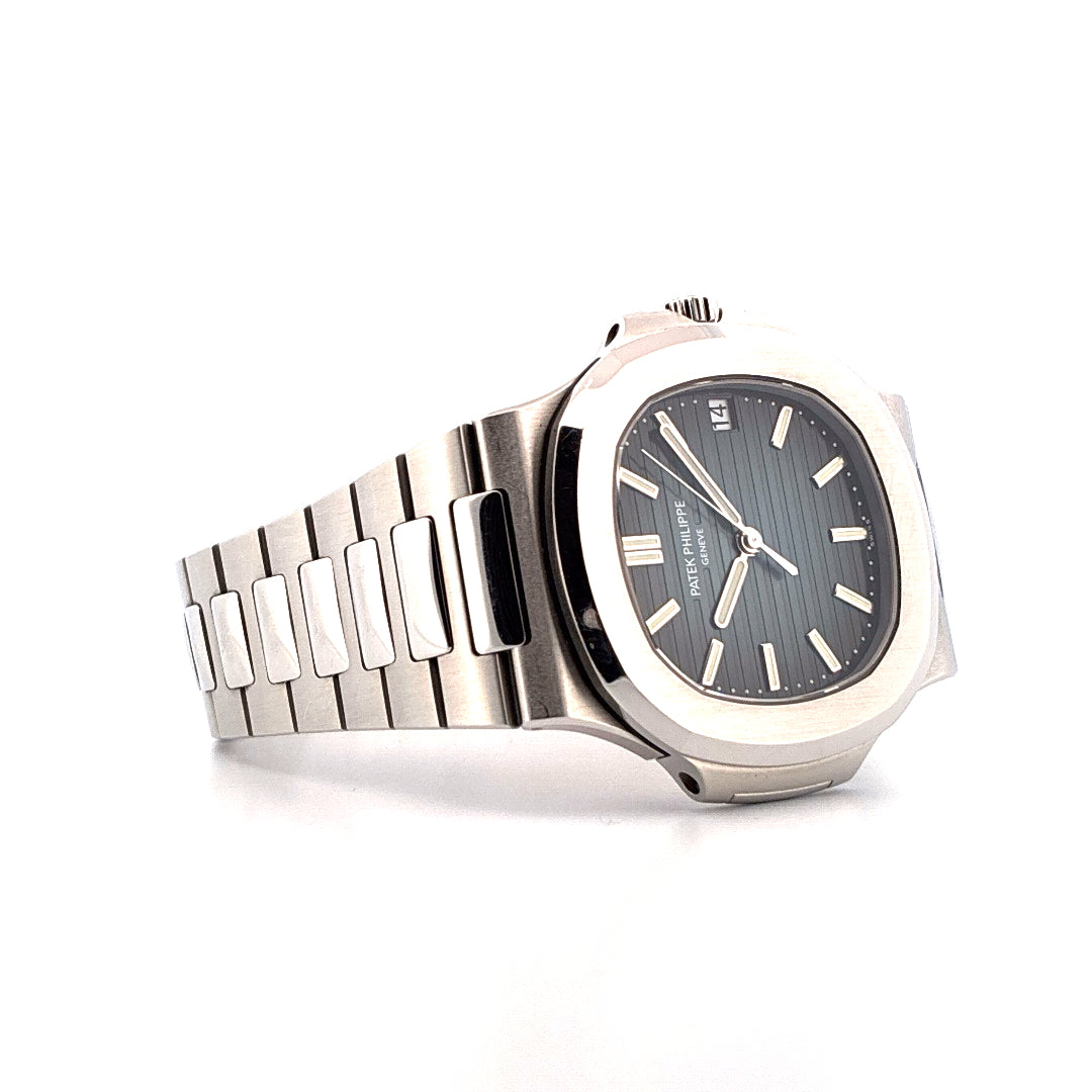 Patek Philippe Nautilus 40 mm Edelstahl mit blauem Zifferblatt auf weißem Hintergrund