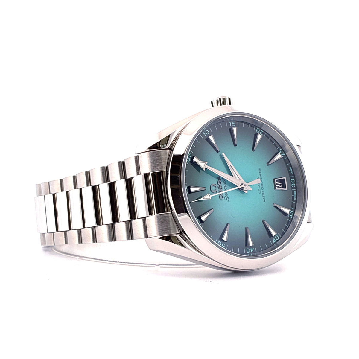 Omega Seamaster Aqua Terra 150m / Blue Dial / Full-Set / 2025, Schrägansicht mit Zifferblatt, Armband und Krone vor weißem Hintergrund