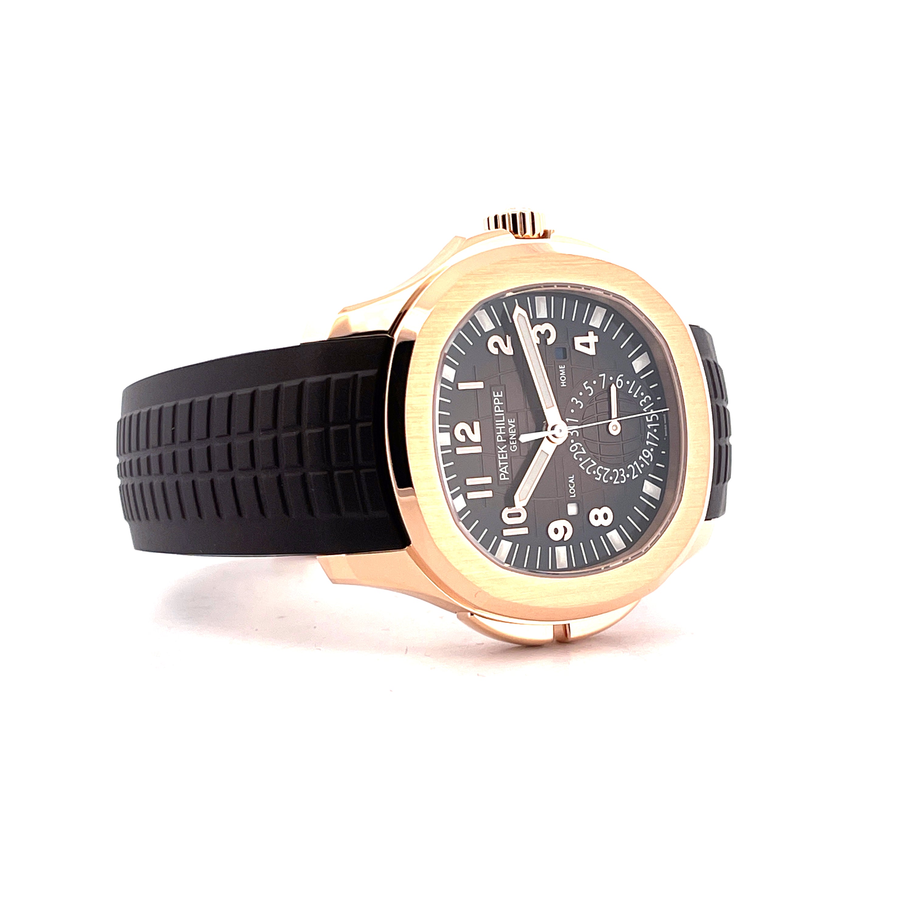 Patek Philippe Aquanaut Travel Time 5164R-001 Roségold mit schwarzem Kautschukband, von der Seite aufgenommen, auf weißem Hintergrund