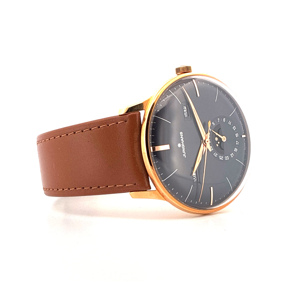 Junghans Meister Kalender aus Edelstahl mit Roségold-PVD auf braunem Lederarmband
