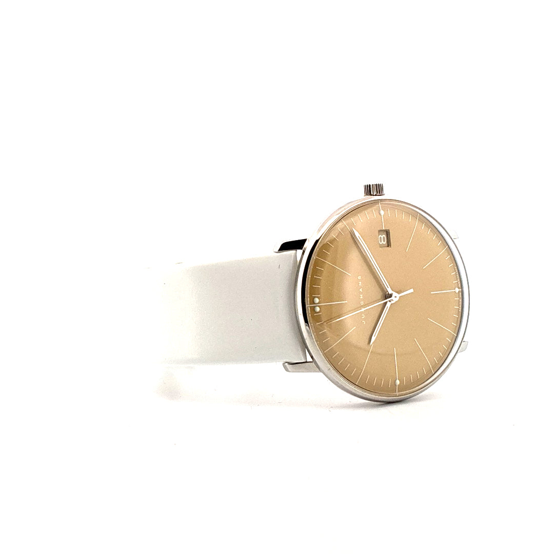 Junghans Max Bill Lady Automatikuhr mit Datumsanzeige und weißem Lederarmband auf weißem Hintergrund