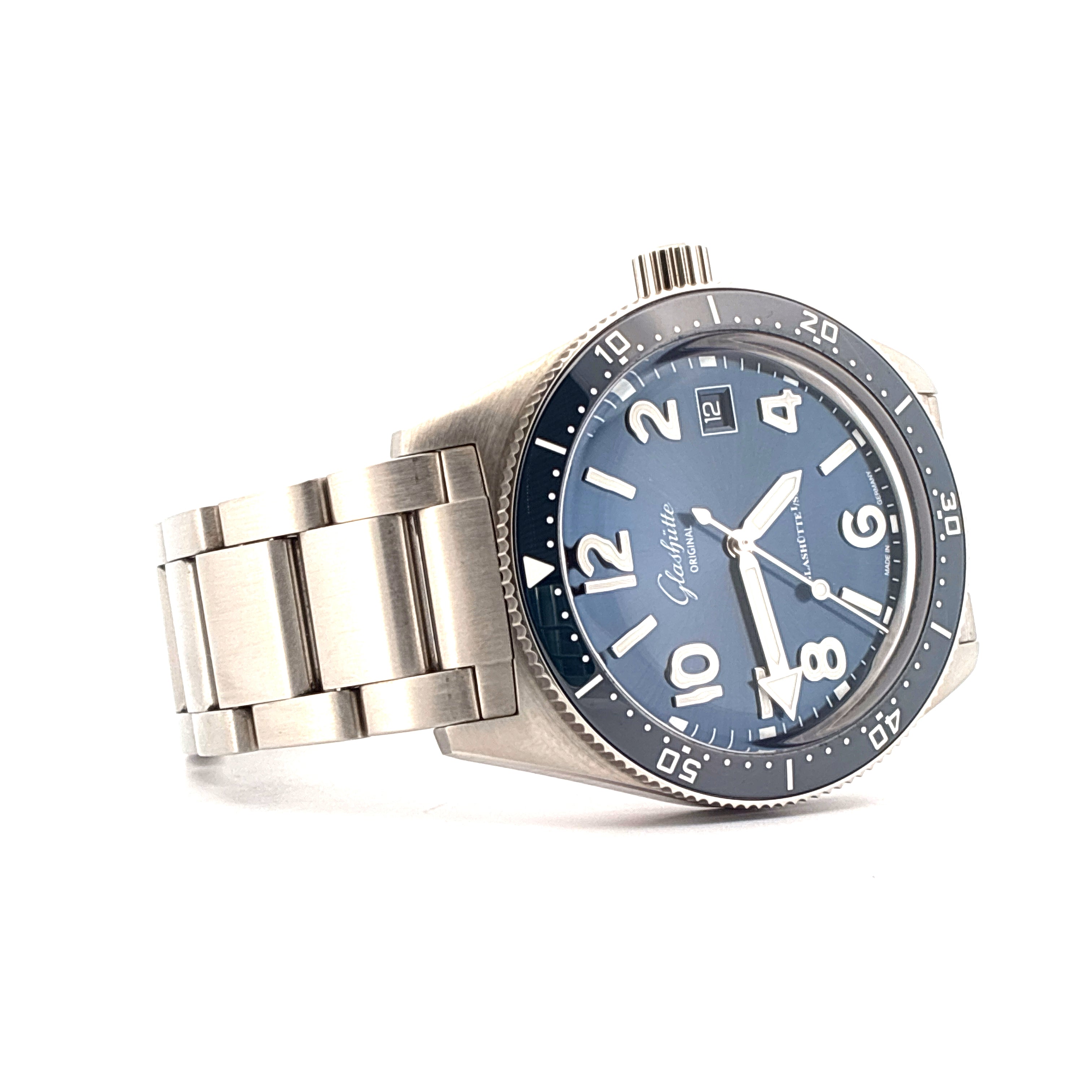 Glashütte Original SeaQ 39 mm Edelstahl Uhr mit blauem Zifferblatt und Metallarmband im Detail