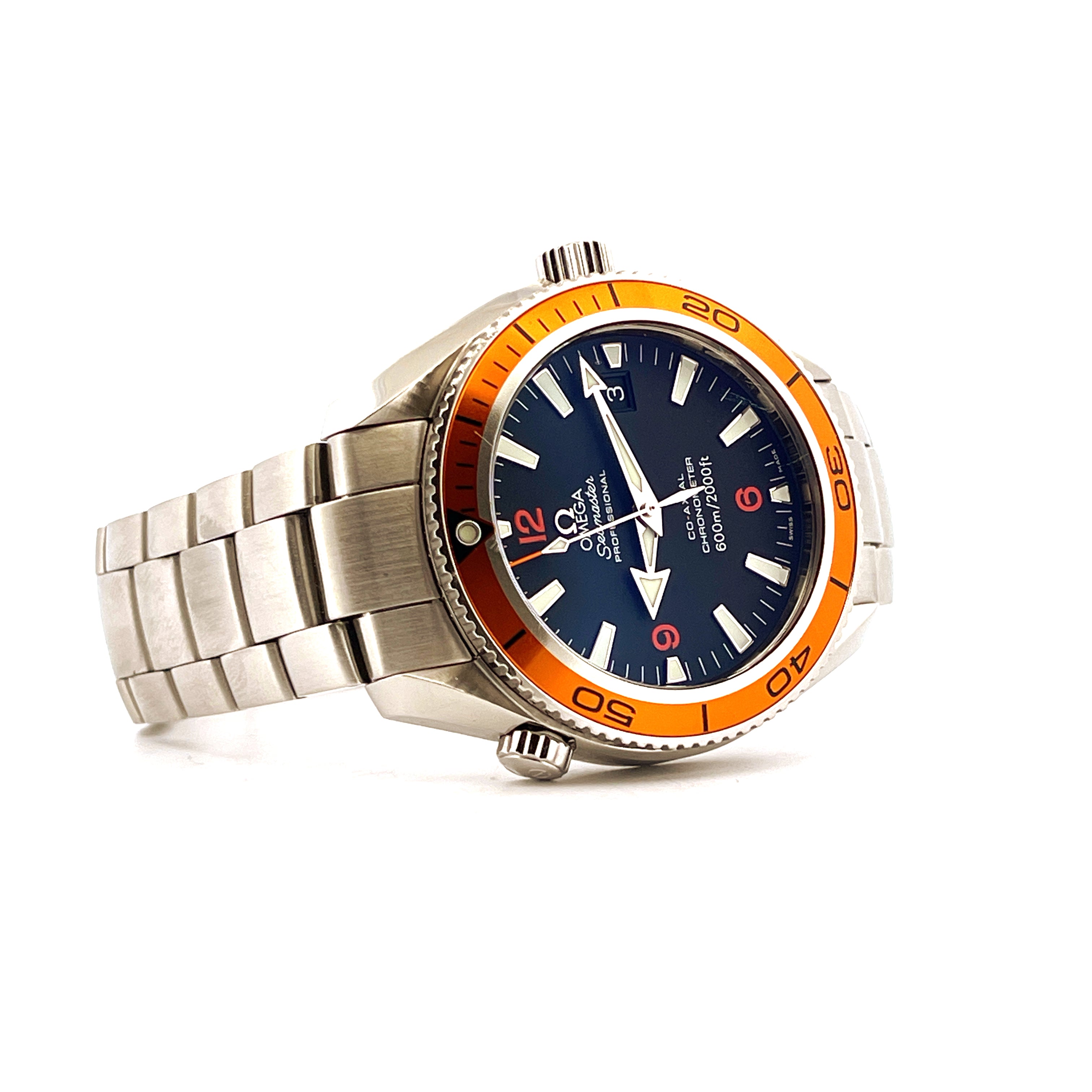 Omega Seamaster Planet Ocean Orange Automatik-Uhr aus Edelstahl mit blauem Zifferblatt im Detail auf weißem Hintergrund