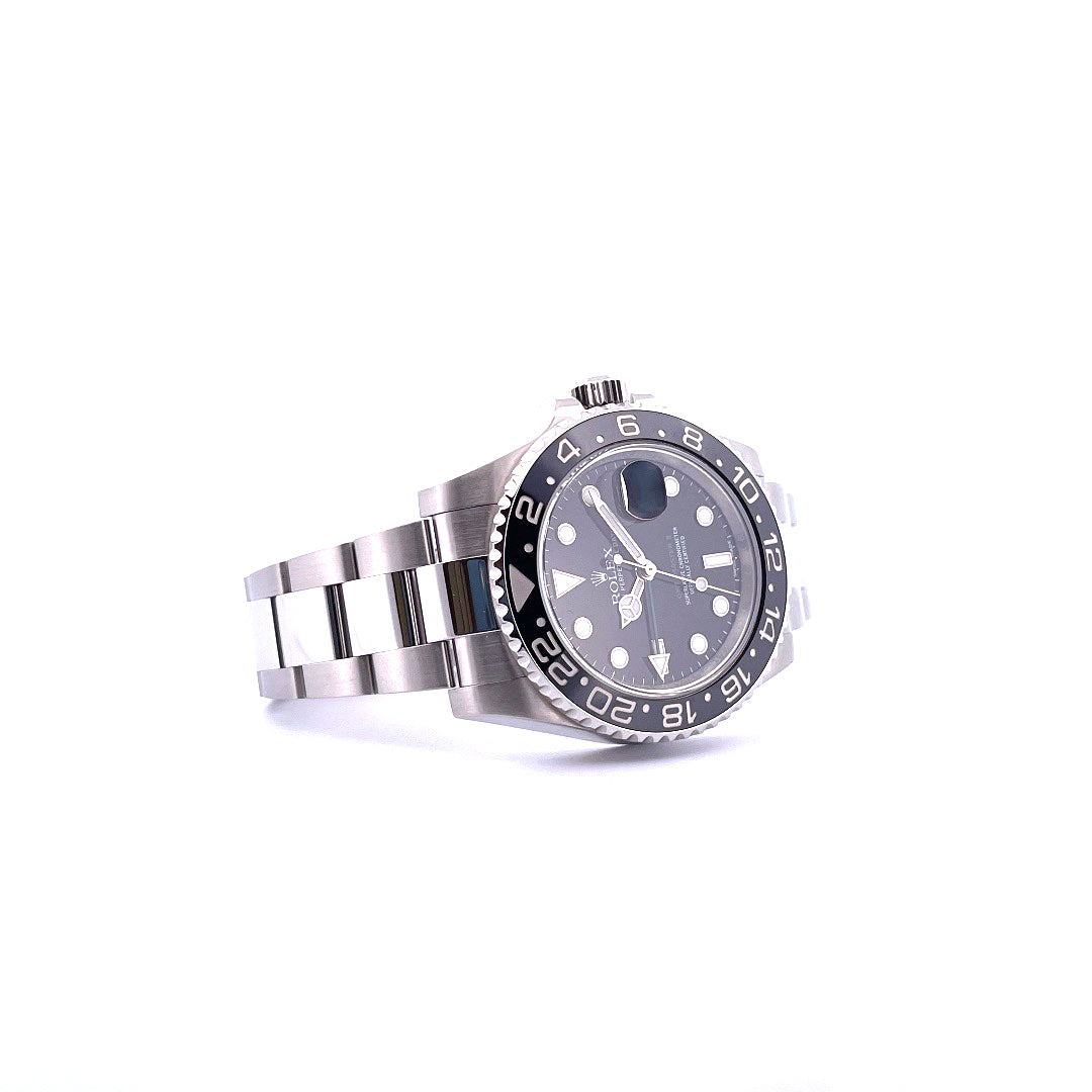 Rolex GMT-Master II "Sea King" im Detail auf weißem Hintergrund